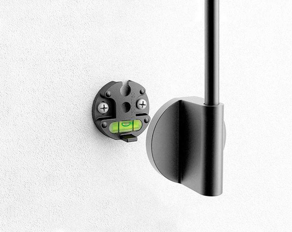 LED-Wandleuchte, aus lackiertem Aluminium und Stahl. Kopf drehbar um 300°, Arm schwenkbar um 90°+ 90°. 3W-LED, die Sie mit einem Klick für volle Lichtintensität einschalten können, mit zwei Klicks für halbe Lichtintensität. Die maximale