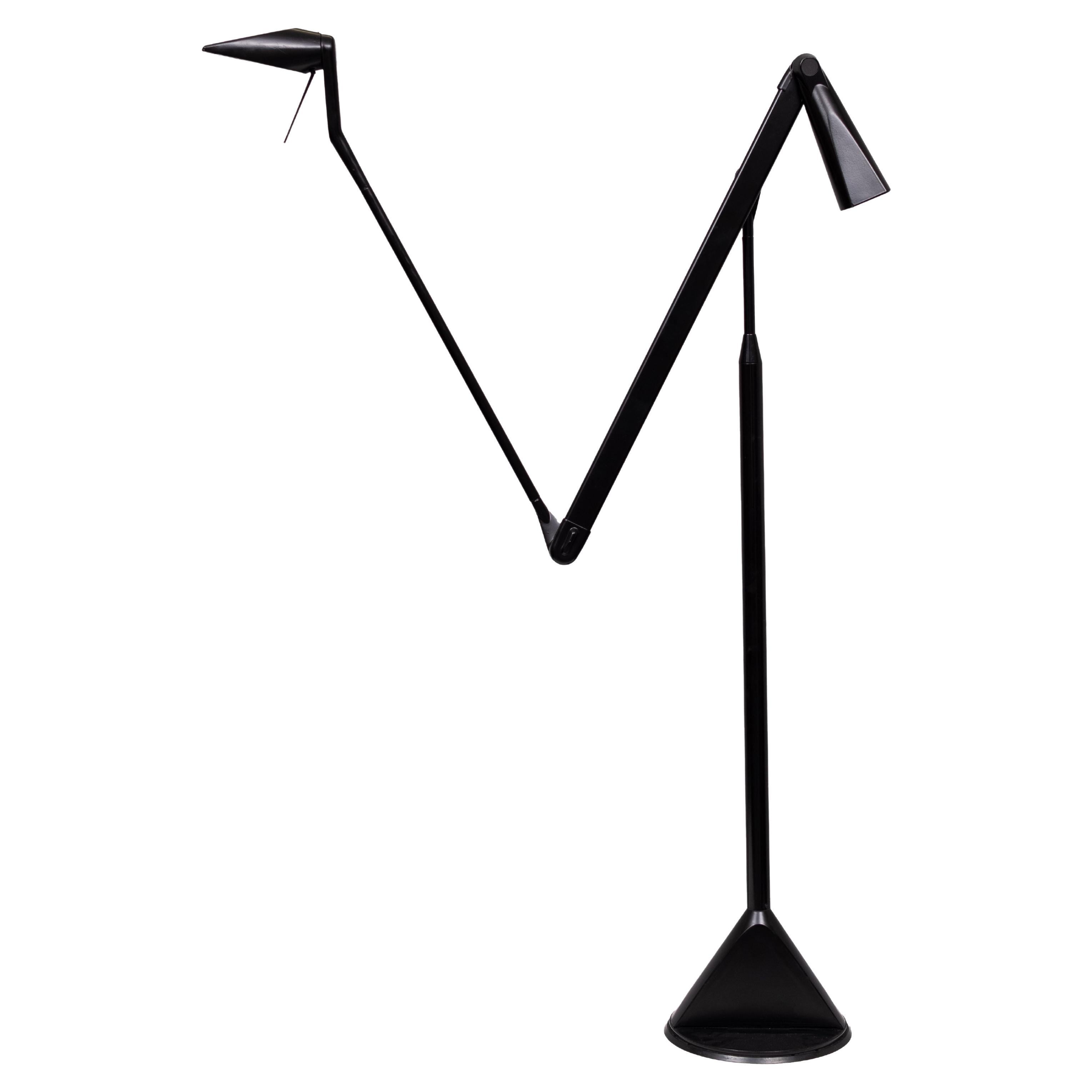 Lámpara de pie negra contrapesada. Diseño de Walter Monici para Lumina Italia 1980 modelo ''Zelig Terra''
Muy bonita lámpara de pie halógena regulable. Dos intensidades de luz. Muy flexible, se mantiene en cualquier posición deseada.
Muy buen estado
