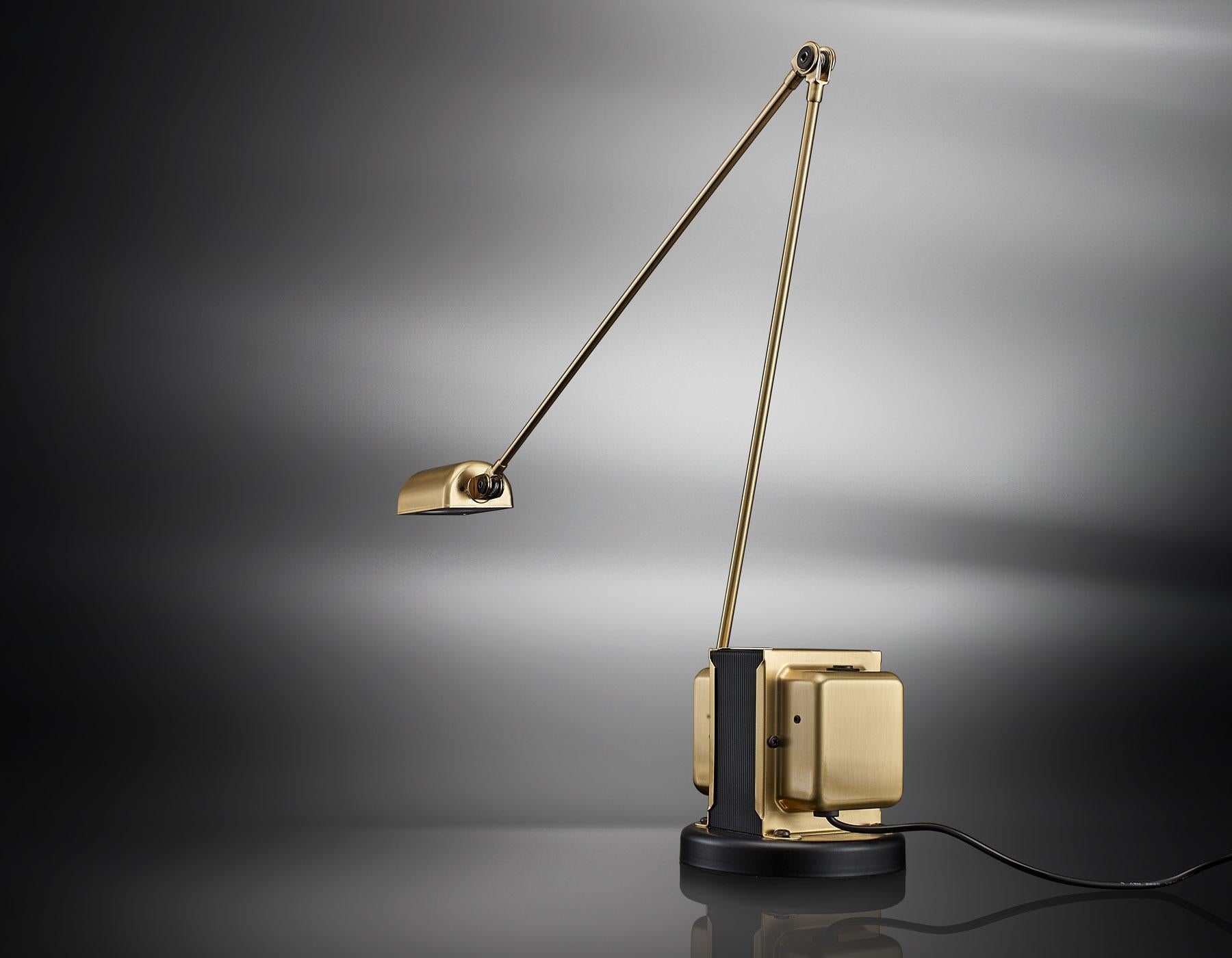 italien Lumina lampe à LED en daphine brossé doré  par Tommaso Cimini  en vente
