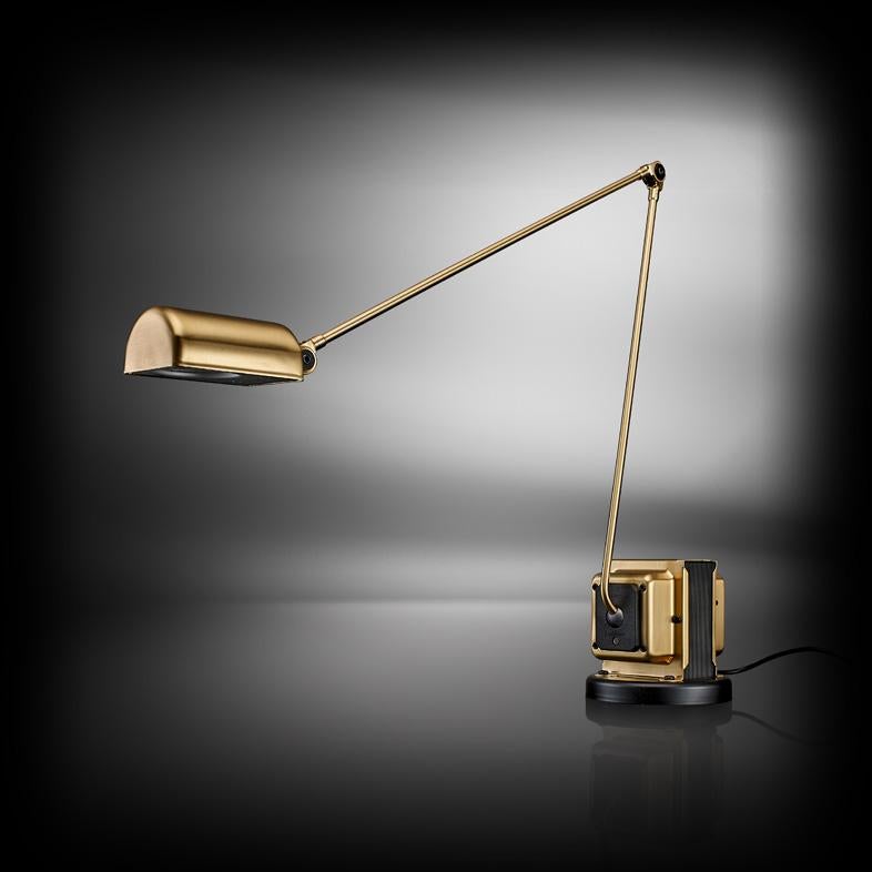 Métal Lumina lampe à LED en daphine brossé doré  par Tommaso Cimini  en vente