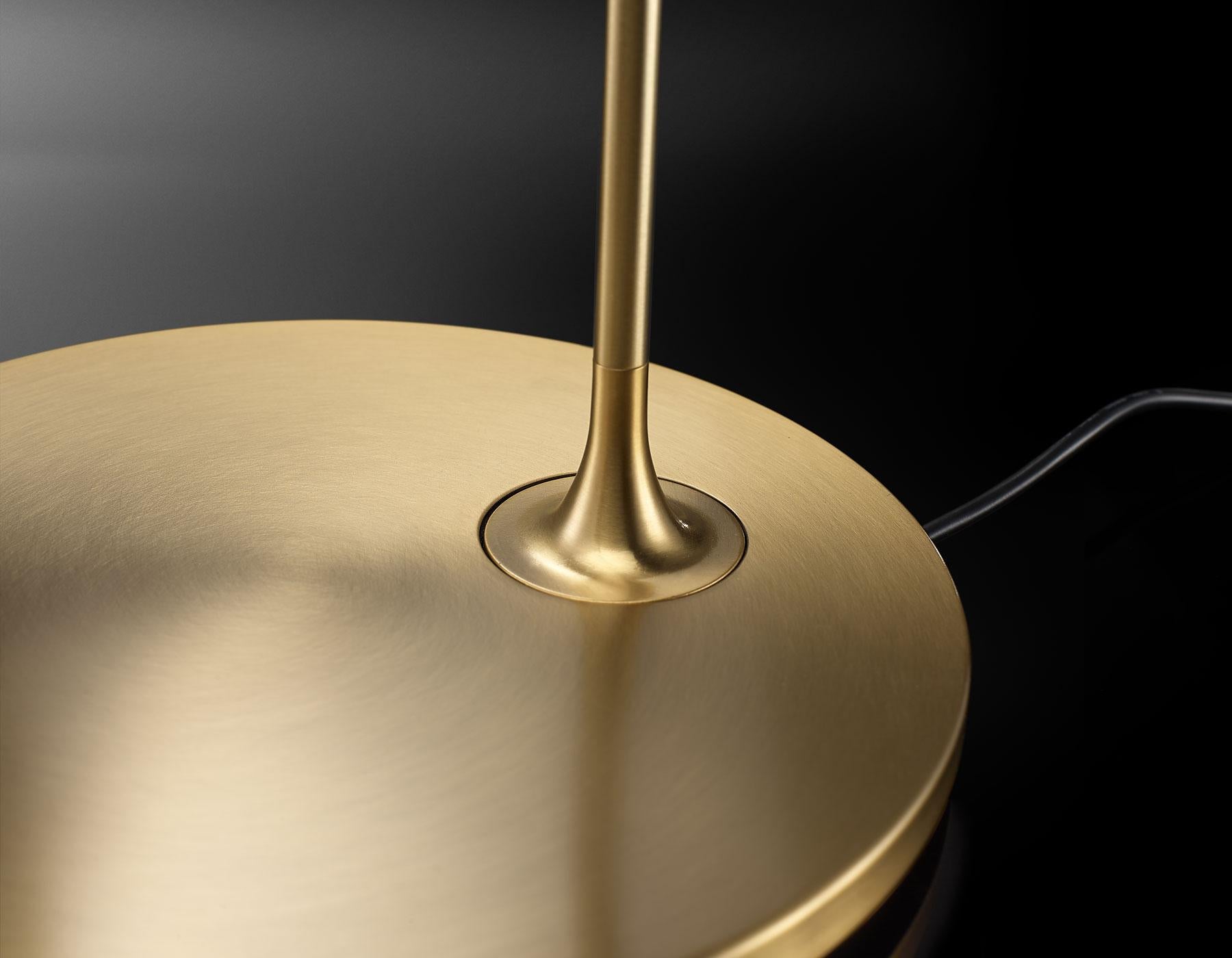 Lumina Gold gebürstet Flo Schreibtischlampe  von Foster+Partners im Angebot 3