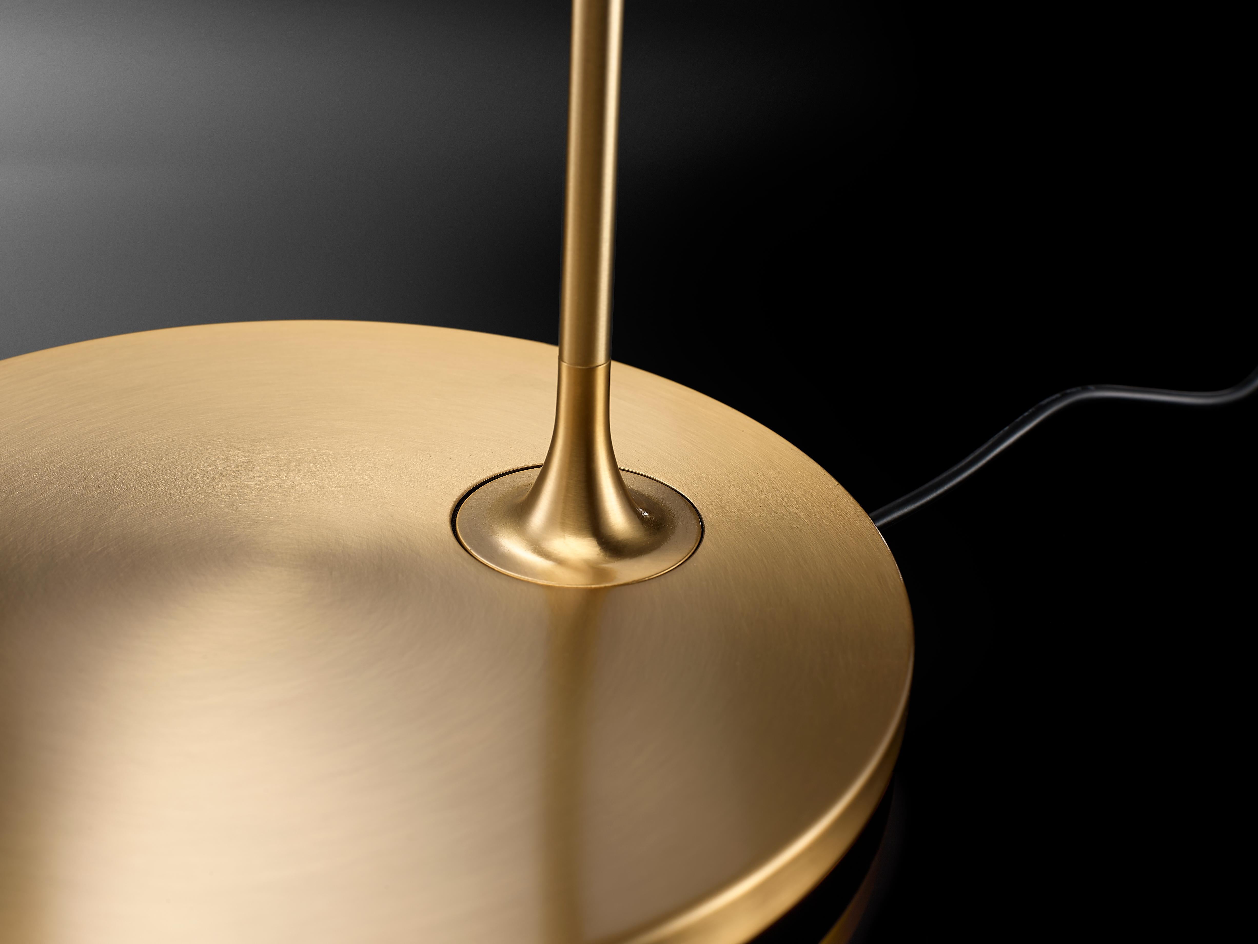 
Flo Desk Gold
Daphine and Flo, two of our most important icons, are now enriched with a new special semi-gloss brushed “yellow Gold” finish, which lends them uniqueness and prestige.
The special gilding treatment, which accentuates the brilliance