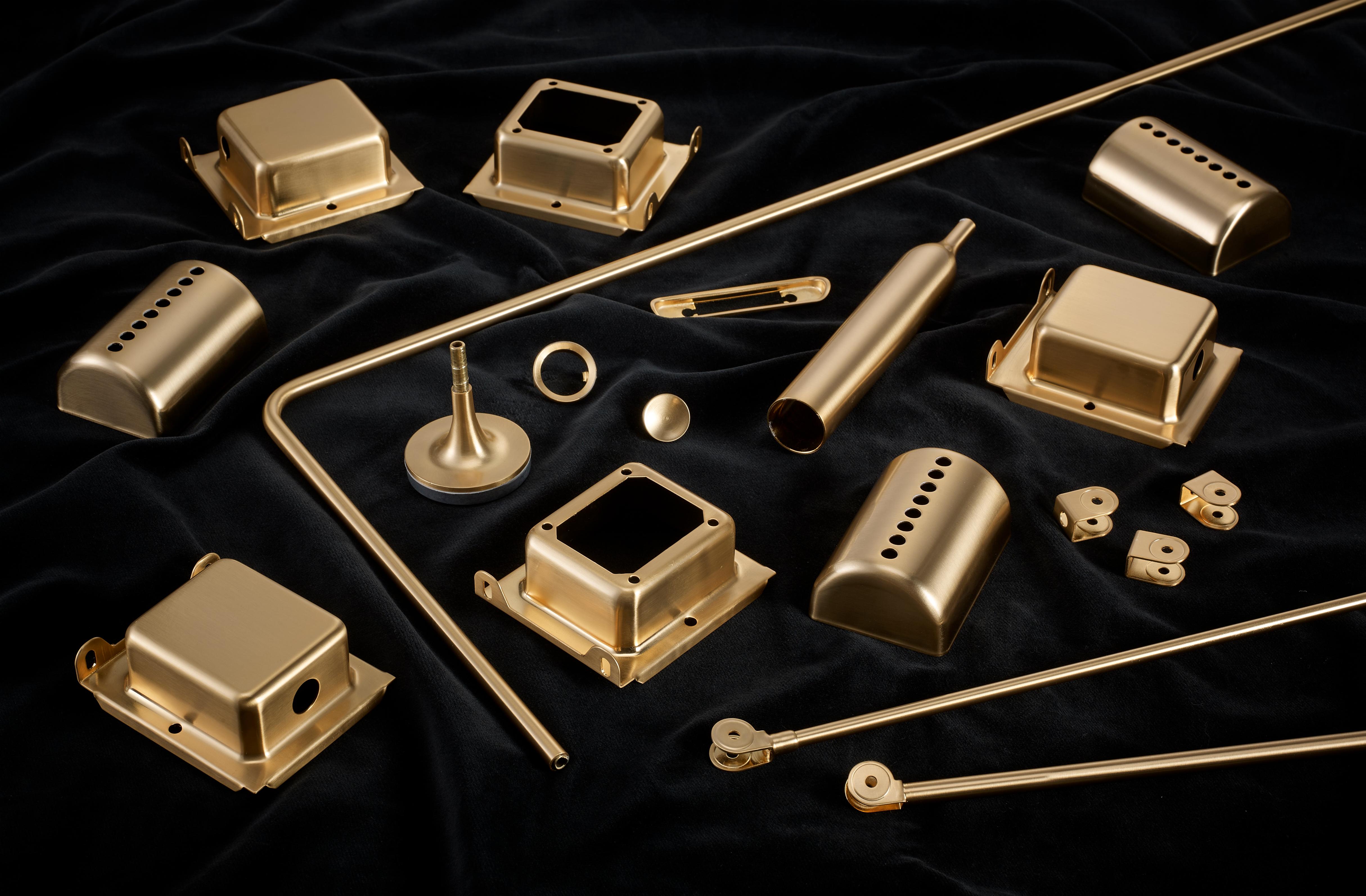 Lumina Gold gebürstet Flo Schreibtischlampe  von Foster+Partners (21. Jahrhundert und zeitgenössisch) im Angebot
