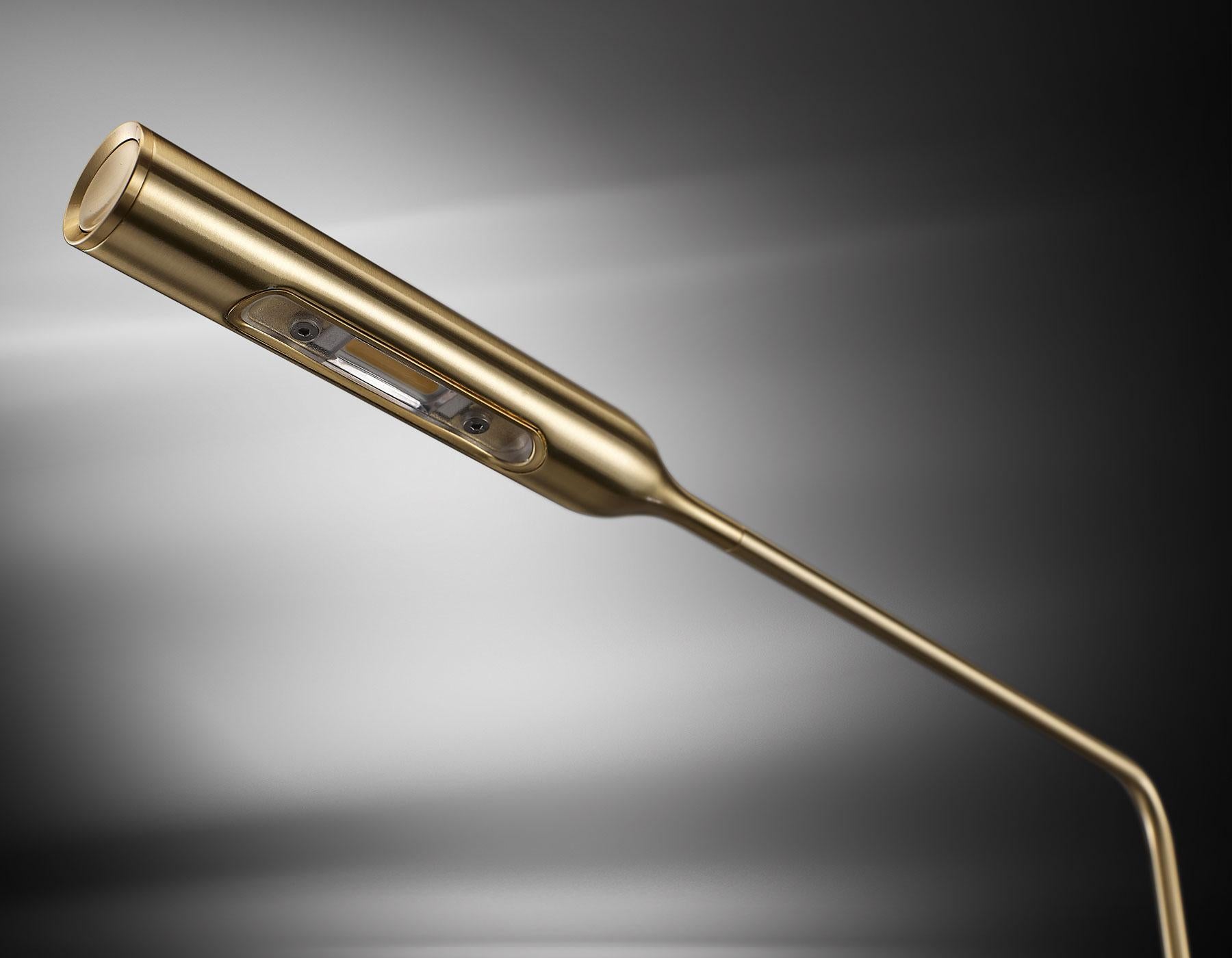 Lumina Gold gebürstet Flo Schreibtischlampe  von Foster+Partners im Angebot 1