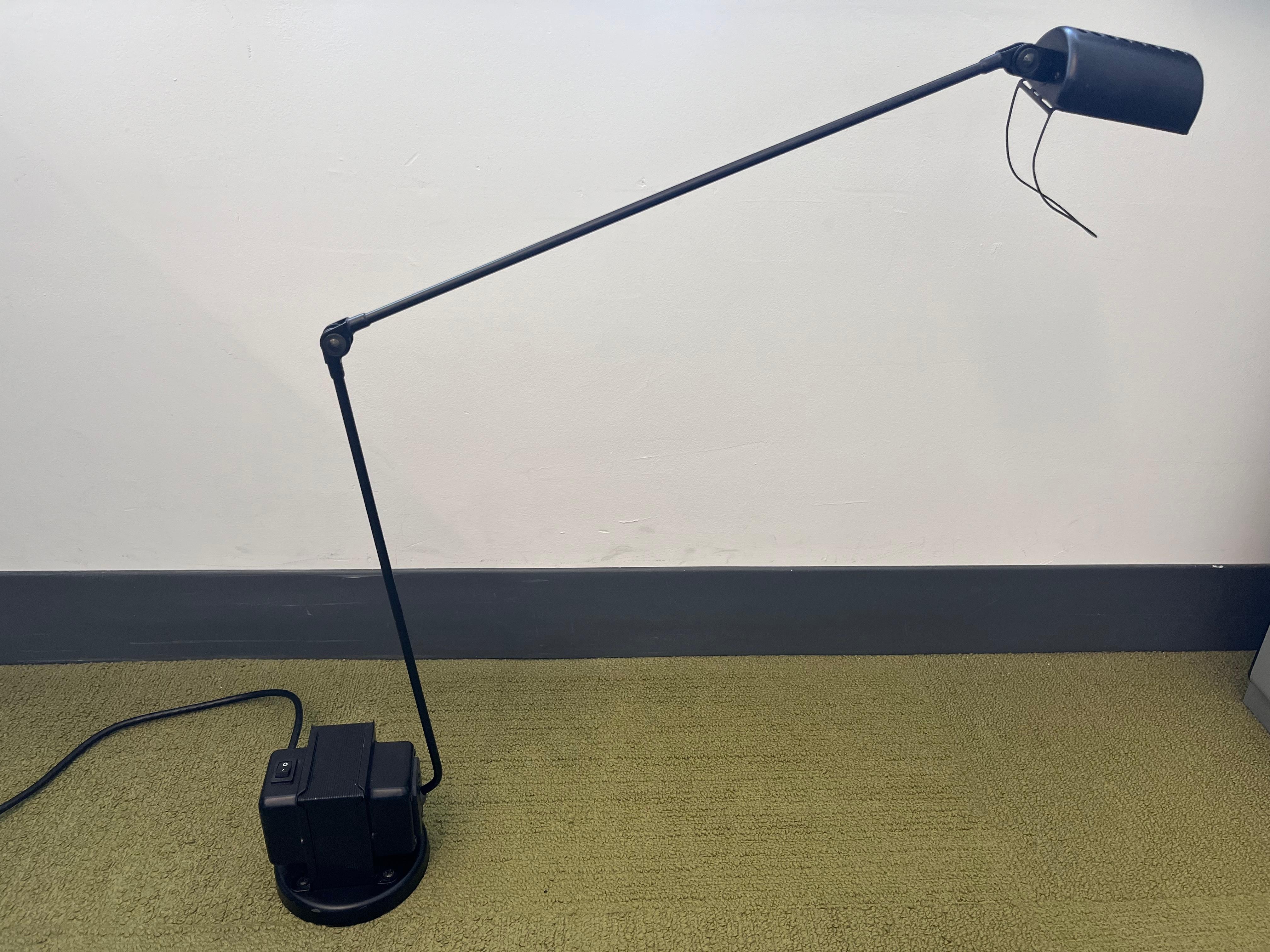 Hergestellt in Italien
Schwarz 
Verstellbare Lampe
120c -60Hz max 50w
