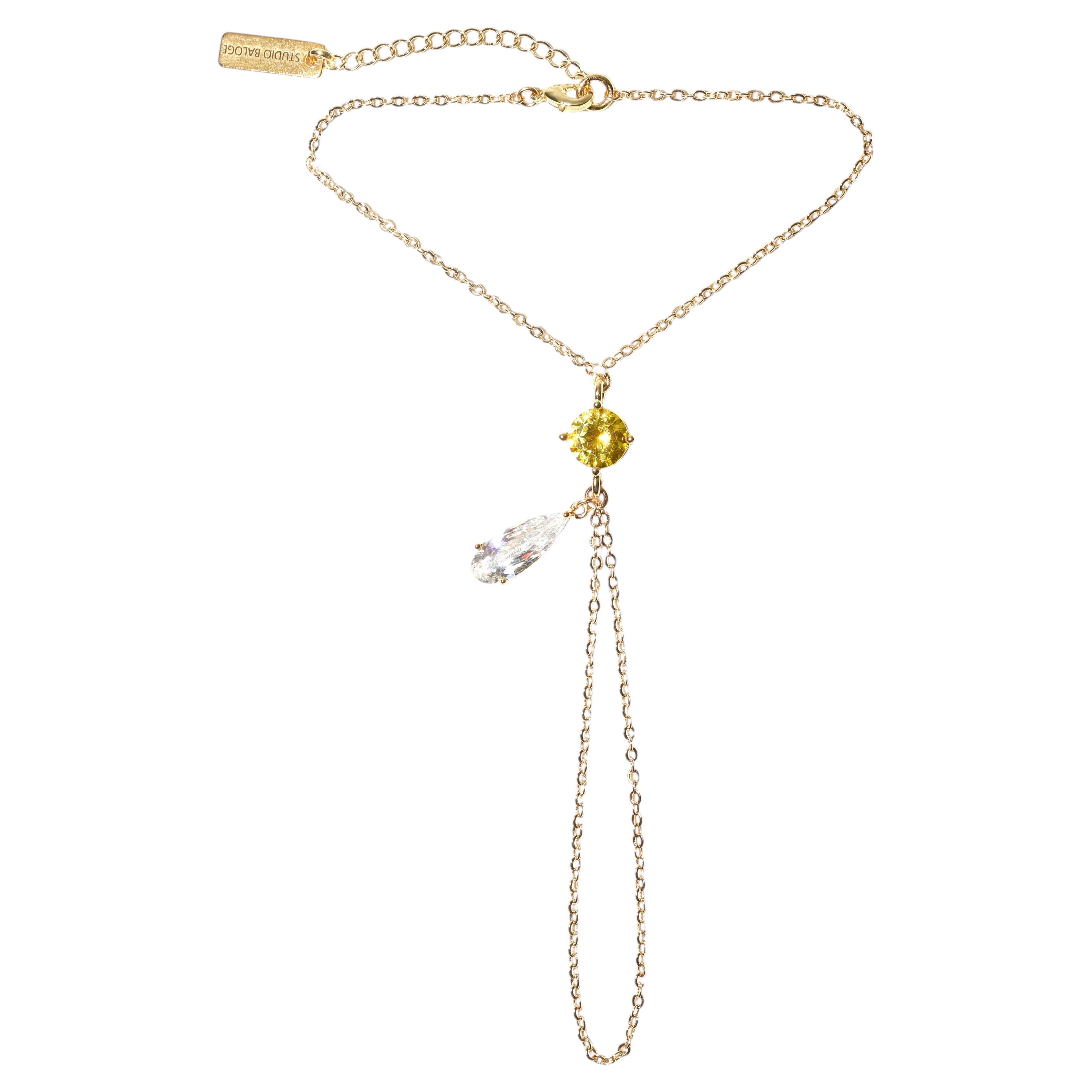 Collar de mano Lumina con cadena chapada en oro de 14k y colgante en forma de lágrima amarillo con cristal