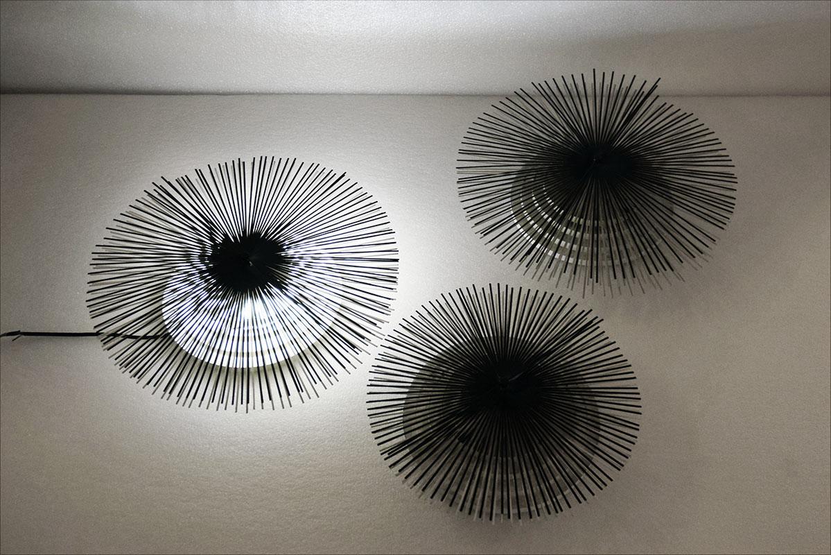 Lumina rare Helios wall lamp design Riccardo Blumer 1980s.
Two-tone painted metal base and rays, black and white painted rays, with halogen lamp.
In excellent condition.