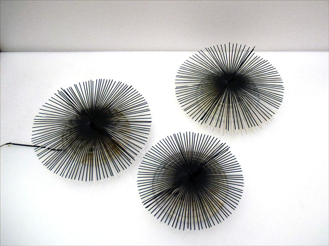 Lumina rare Helios wall lamps design Riccardo Blumer 1980s.
Two-tone painted metal base and rays, black and white painted rays, with halogen lamp.
Available 2 pieces in this size.
In excellent condition.
