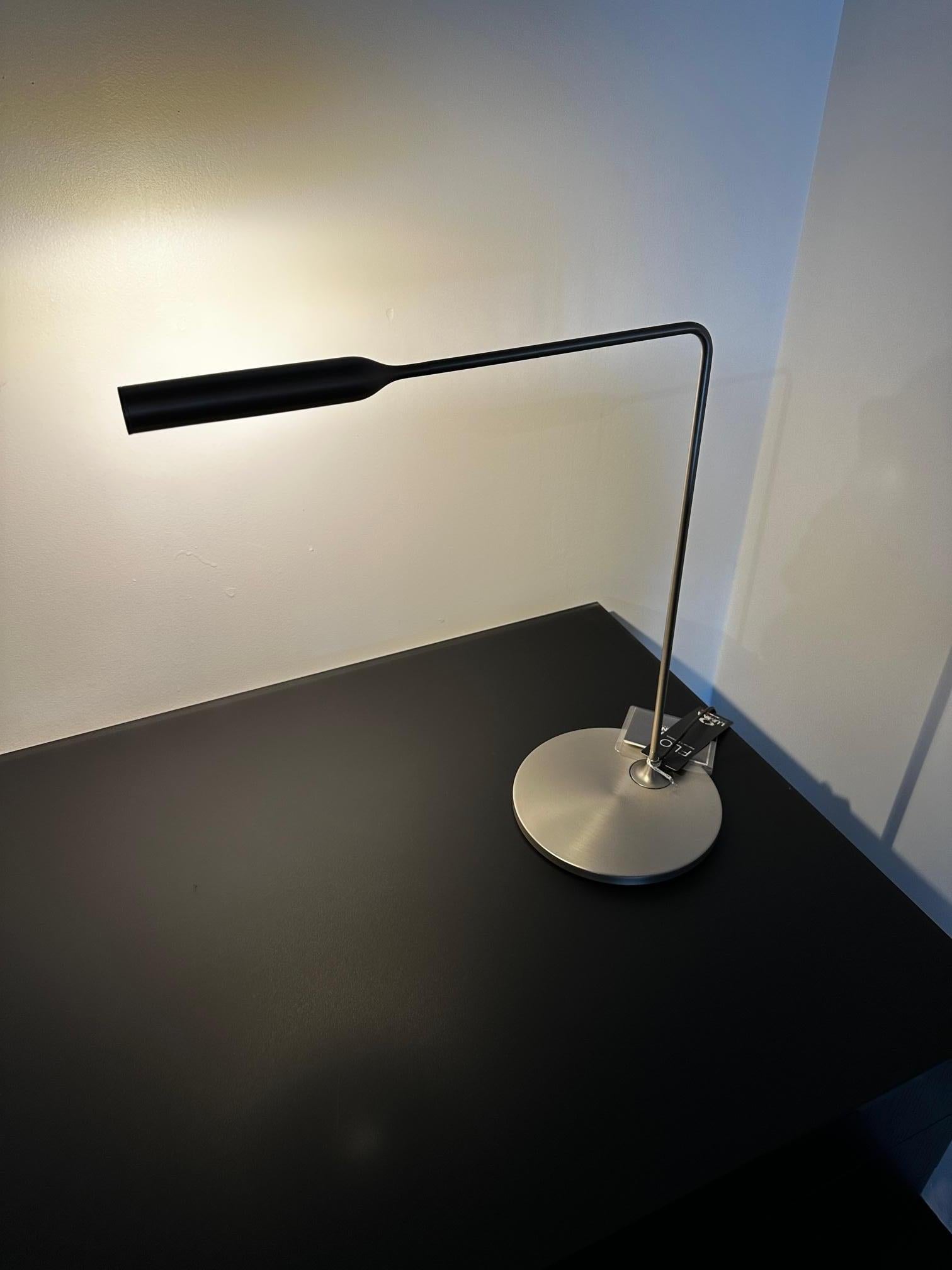 Flo desk
6W LED
2-step push button dimming
on the head
Foster and Partners
Task LED light in varnish coated aluminum and steel. Its head rotates by 300° for direct lighting, the arm pivots on base by 120°. 6W LED which you can switch on with one