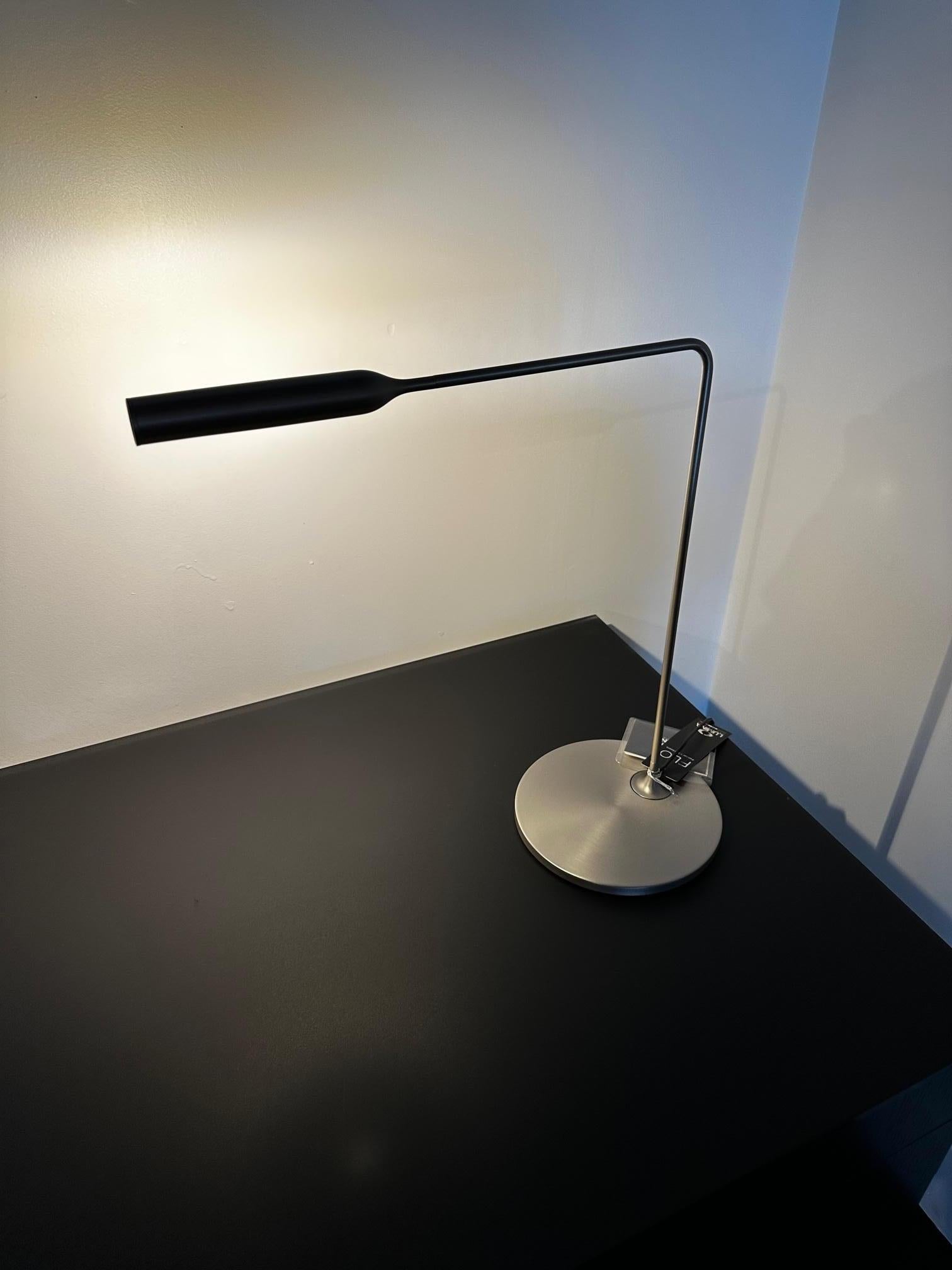 Moderne Lumina lampe de bureau LED Flo  par Foster and Partner en STOCK en vente