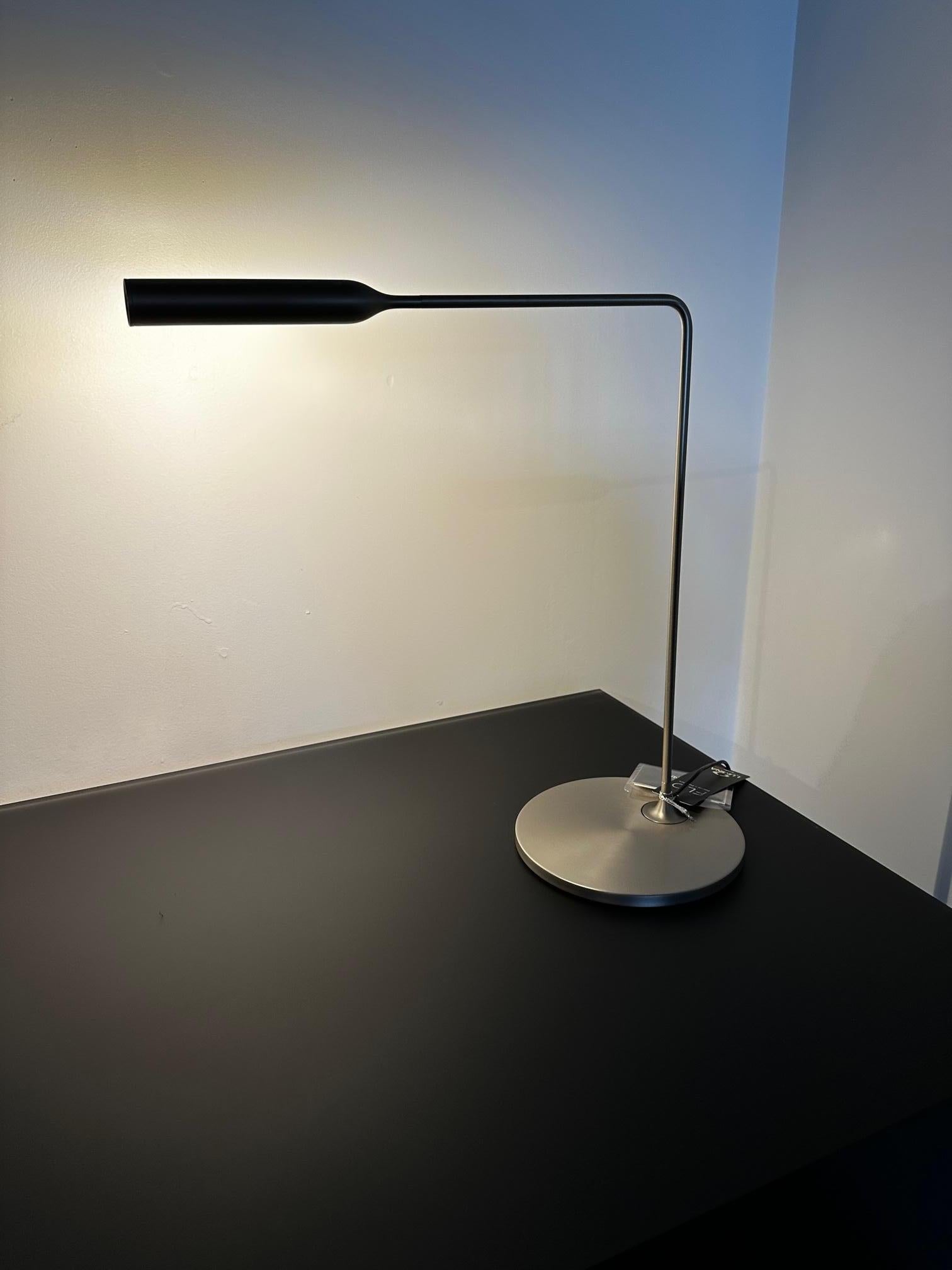 Lumina lampe de bureau LED Flo  par Foster and Partner en STOCK Bon état - En vente à New York, NY