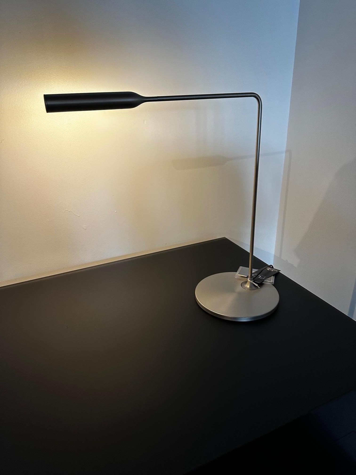 XXIe siècle et contemporain Lumina lampe de bureau LED Flo  par Foster and Partner en STOCK en vente
