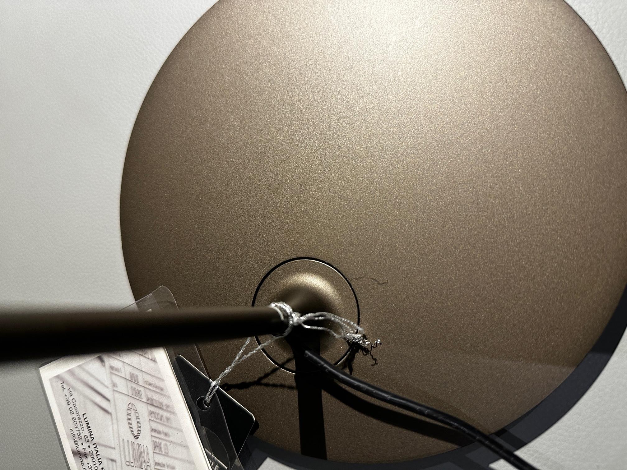 Moderne Lampe de bureau Lumina LED Flo en bronze métallique par Foster and Partner en STOCK en vente