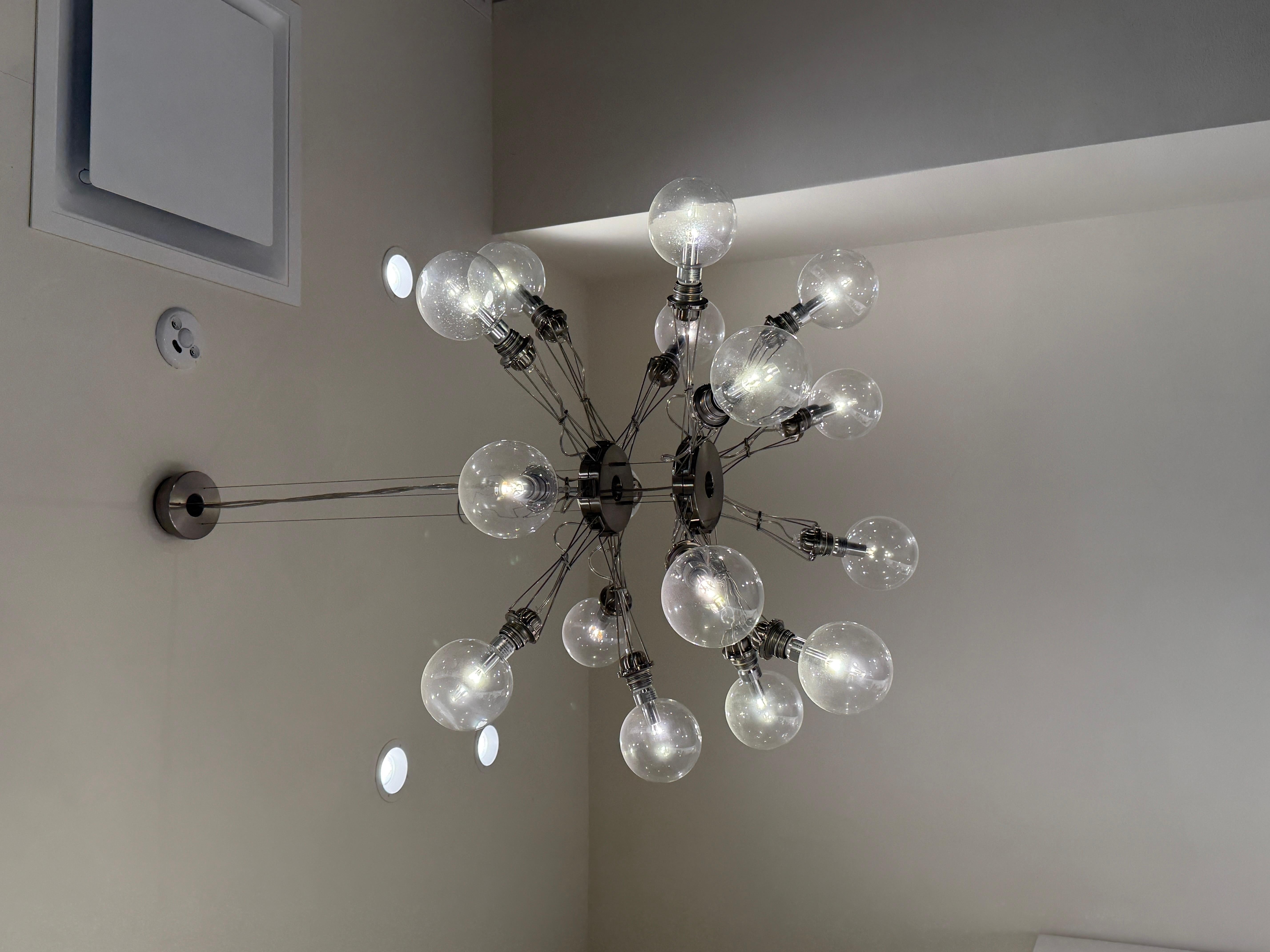 Lampadine incluse.

Max 16×60W HAL (E27)
Le ricerche di Kaufman sul meccanismo di attrito diedero vita a un'ampia famiglia di apparecchi di illuminazione con bracci regolabili lateralmente in aste d'acciaio flessibili. La gamma di lampade a
