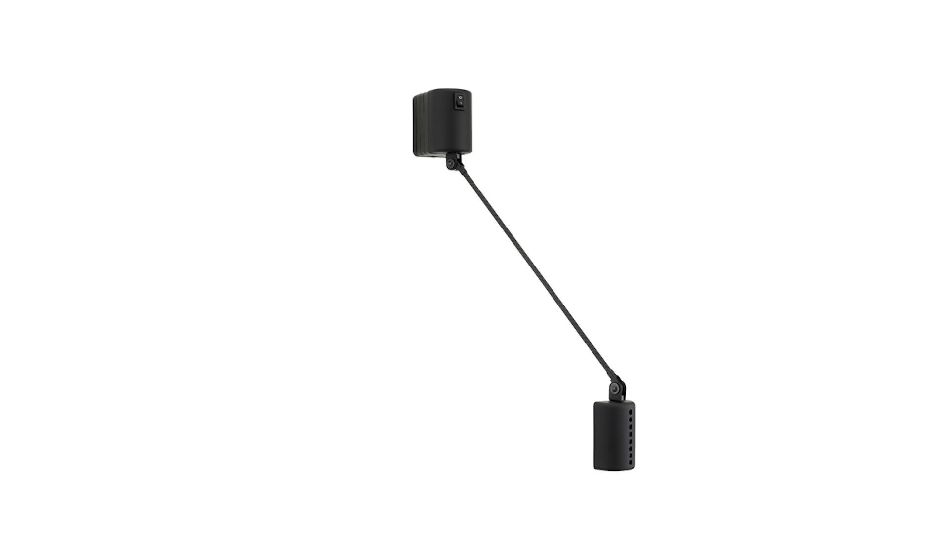 5W LED
On-off switch
The wall version, with its minimalist aesthetic, has a single arm that can be rotated through 180° horizontally and 90° vertically, till fully up against the wall. Of the Daphine, it retains the unmistakable semi-cylindrical