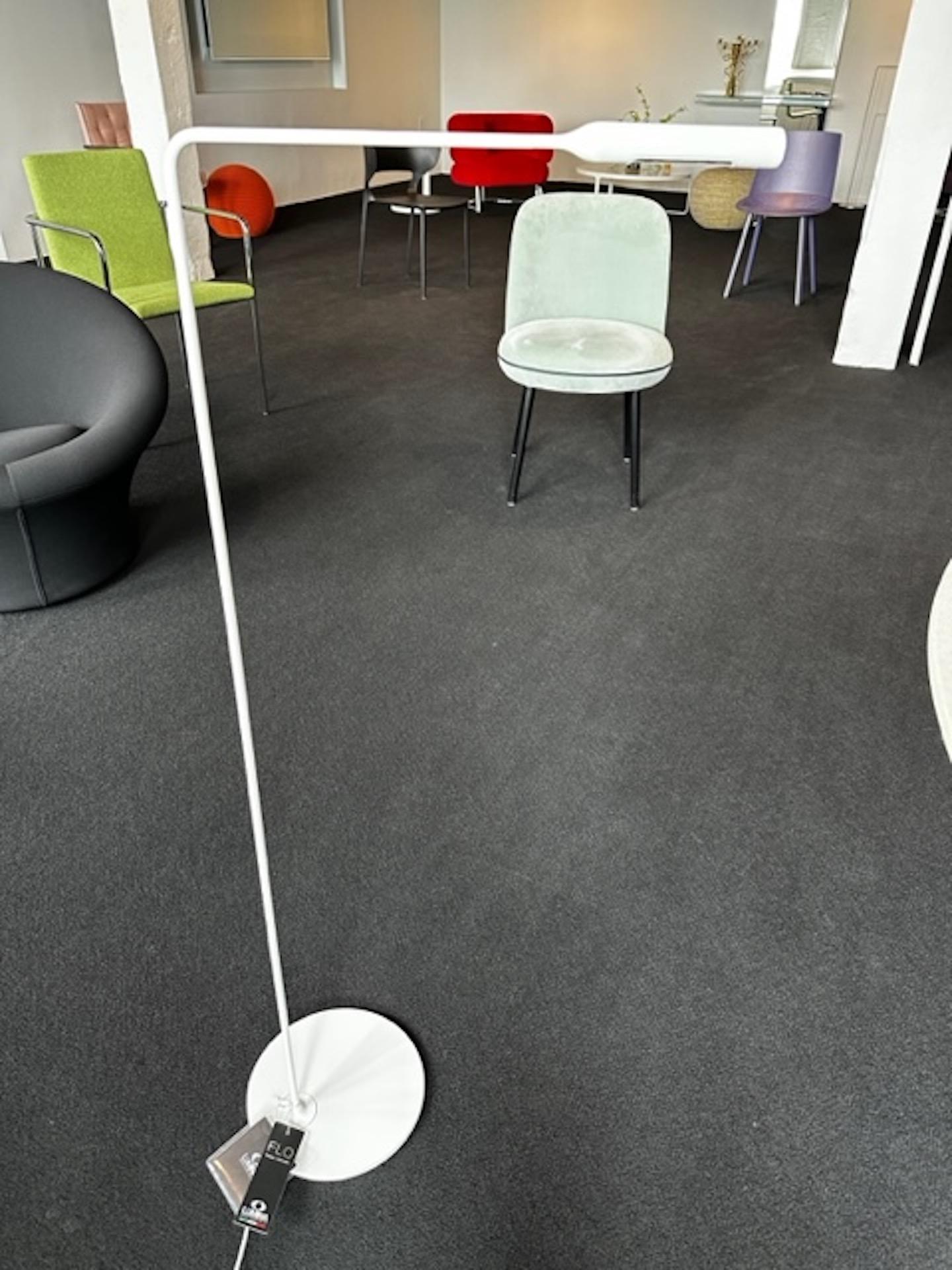 6W LED
2-step push button dimming
on the head
In parallel with the table versions, Lumina and Foster + Partners developed two floor-standing lamps that reprise their defining characteristics.
The Flo Floor has a 6W LED (dual luminous power) and an