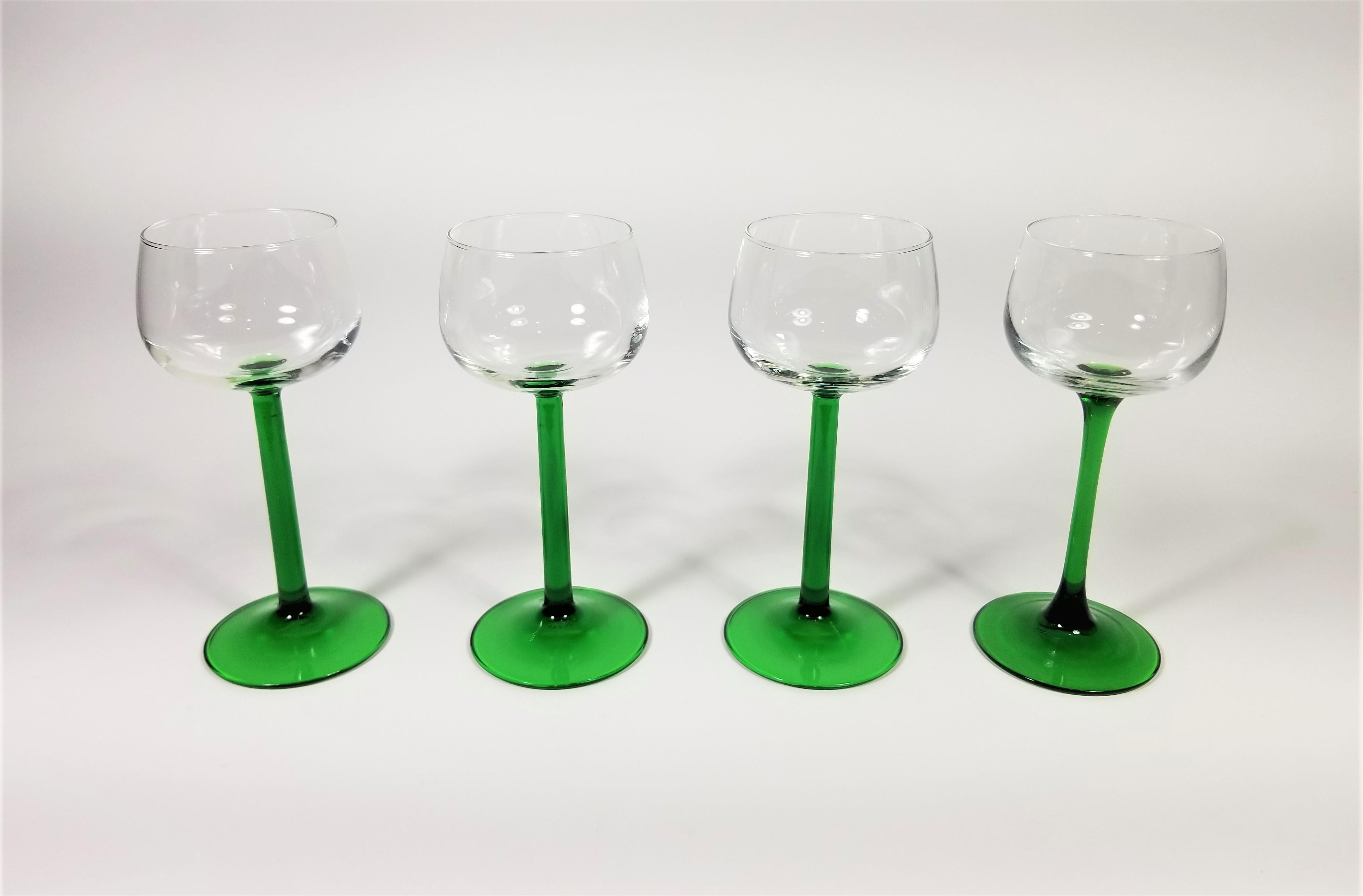 Mid Century French Luminarc Glassware Stielgläser Barware Weingläser. Grüner Tulpenfuß Stiel. Satz von 4. Alle Gläser markiert Frankreich und in ausgezeichnetem Zustand. 