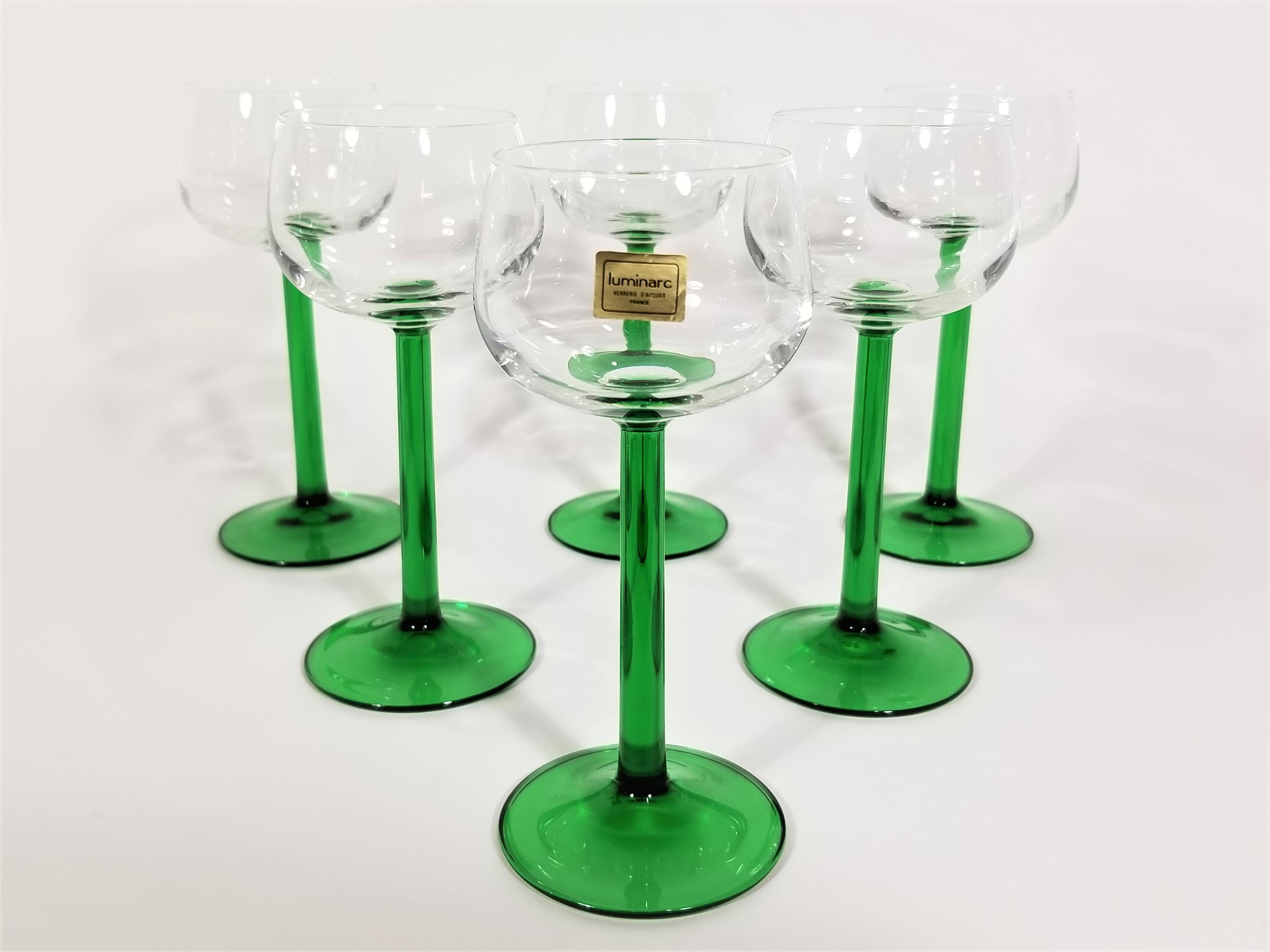 Bicchieri da vino a stelo di Luminarc francese degli anni '70 e '80. Prodotto in Francia. Tutti i bicchieri sono contrassegnati dalla scritta France sul fondo. Base a tulipano verde. Condizioni eccellenti e nuove. Alcuni occhiali conservano ancora