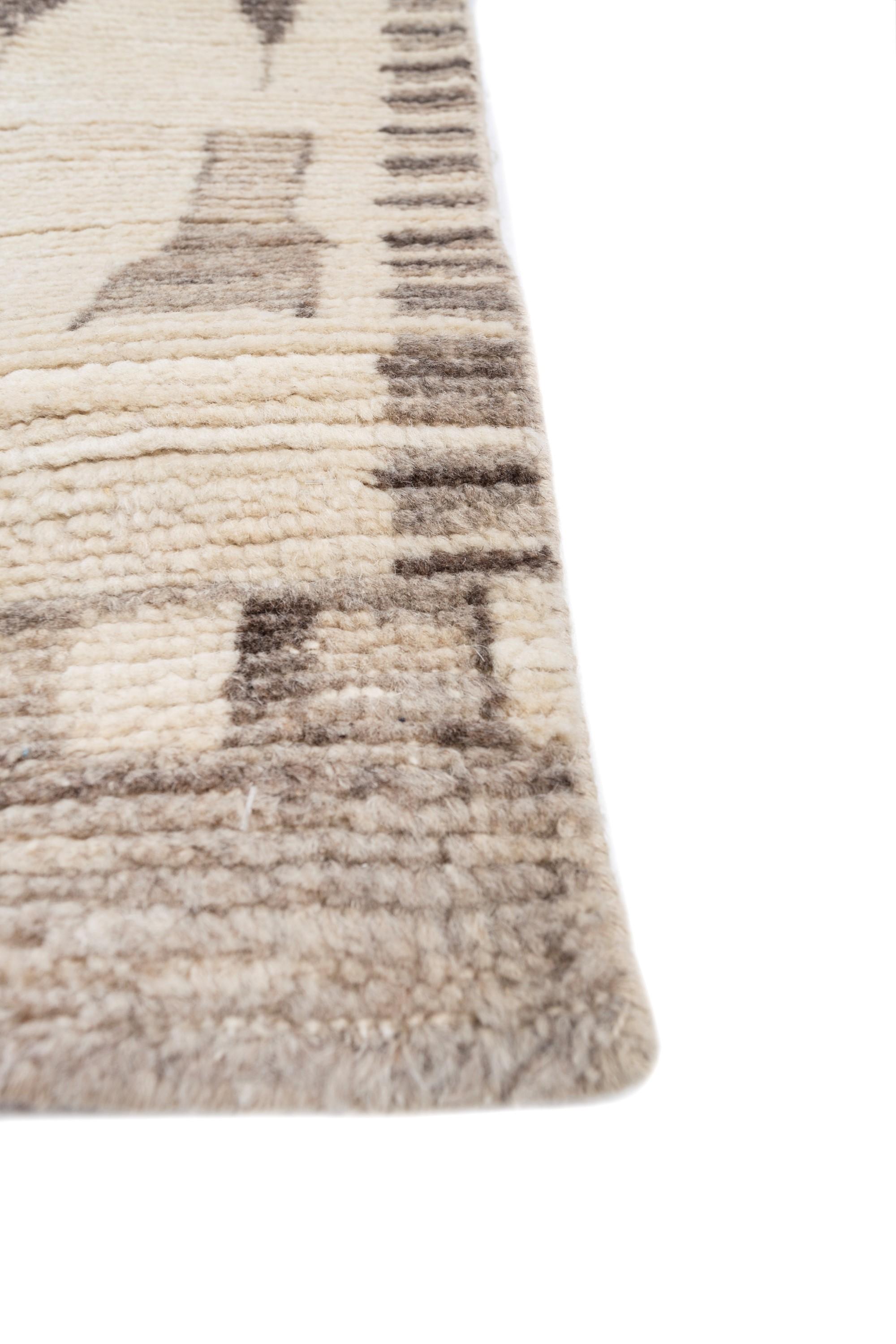Dieser luxuriöse Teppich aus unserer Manifest Collection ist nicht nur ein Bodenbelag, sondern eine Leinwand, die eine Geschichte von raffinierter Ästhetik und unvergleichlicher Handwerkskunst erzählt. Das einzigartige Muster dieses Teppichs ist