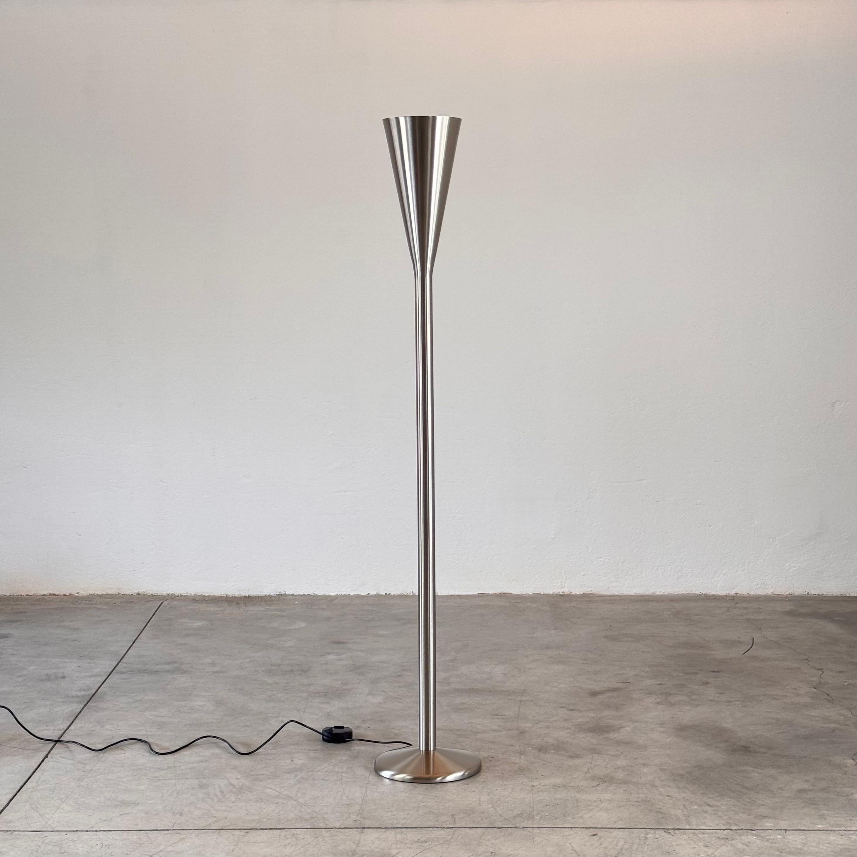 Sculpture audacieuse et étonnamment contemporaine, le lampadaire Luminator de Pietro Chiesa reste l'un des designs-Light les plus emblématiques du XXe siècle.
Conçu en 1933 pour Fontana Arte, il a été le premier lampadaire à introduire le concept