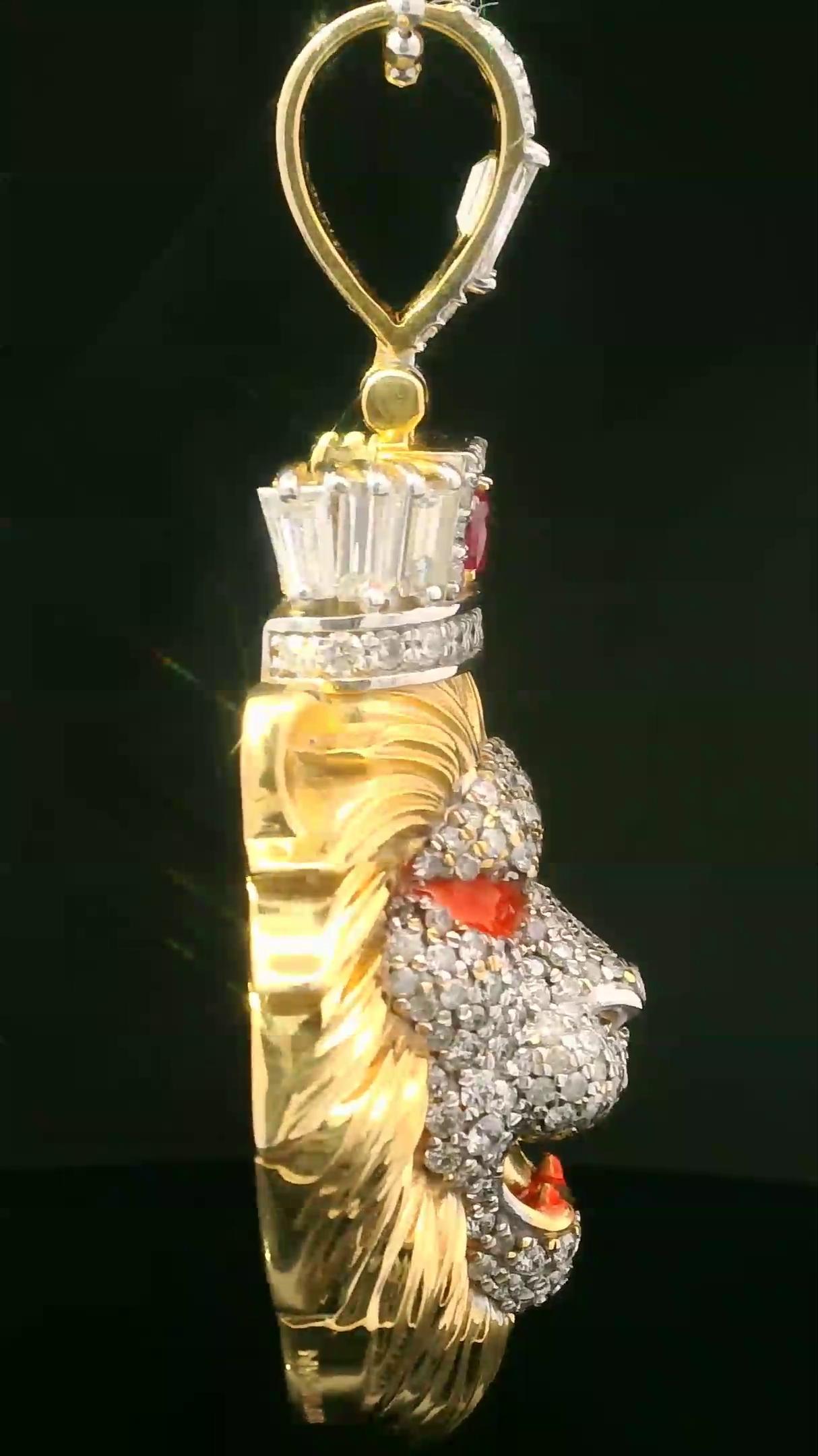 Ce superbe pendentif en forme de lion représente l'essence de la royauté et de la force. Pendentif unique fabriqué à la main, la face du lion est ornée de diamants étincelants et de rubis vibrants. Les lions sont connus pour leur force, leur courage