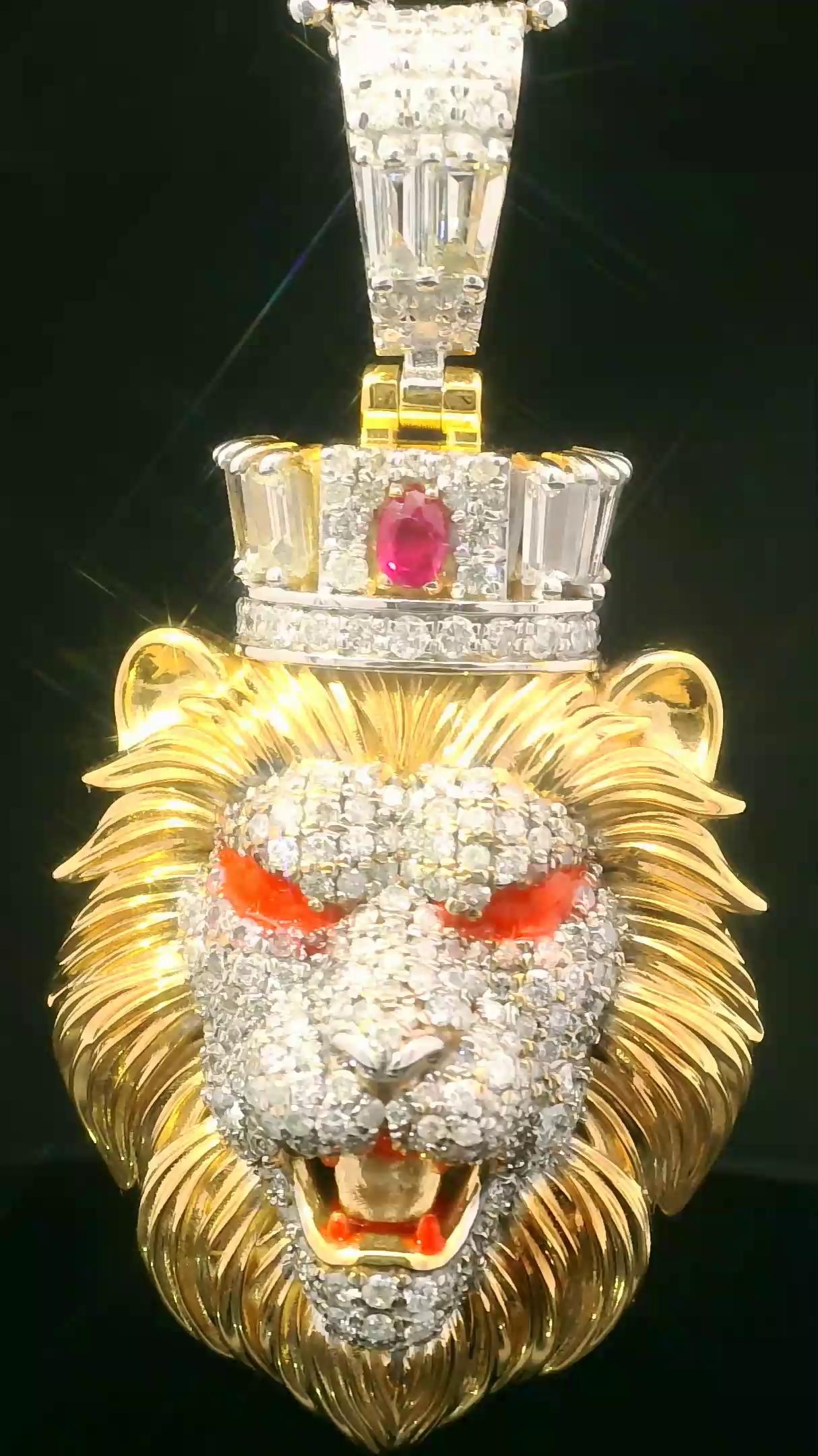 Taille baguette Pendentif Luminescent glacé en forme de Lion du Roi des Rois en vente