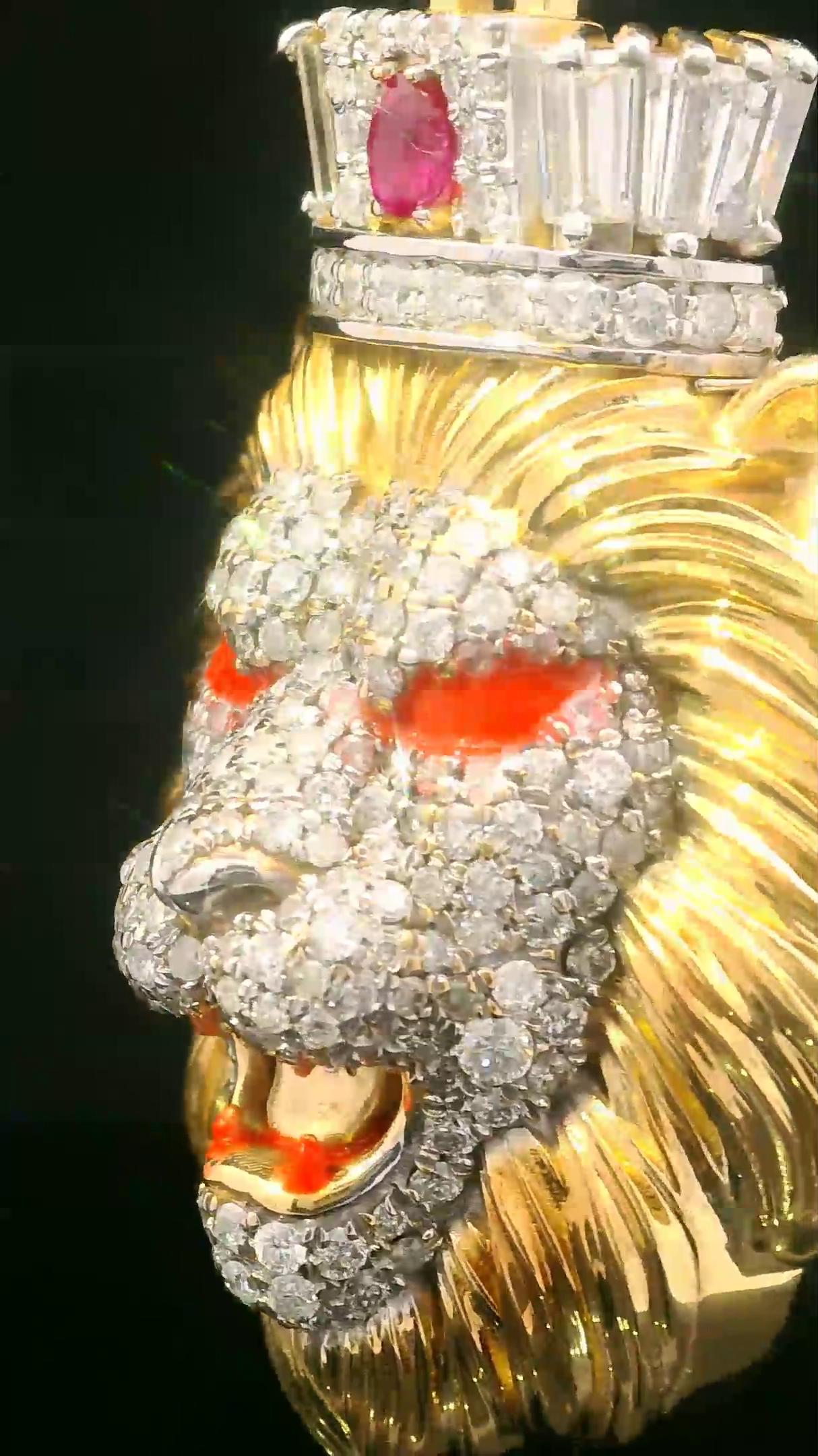 Pendentif Luminescent glacé en forme de Lion du Roi des Rois en vente 2