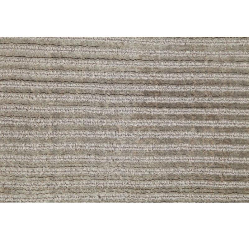 Luminescent Neutrality Classic Gray & Classic Gray 150x240 cm Handwebteppich (Indisch) im Angebot