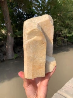 Coppia di esemplari di feldspato microclino giallo gemellato luminescente proveniente dal Pakistan