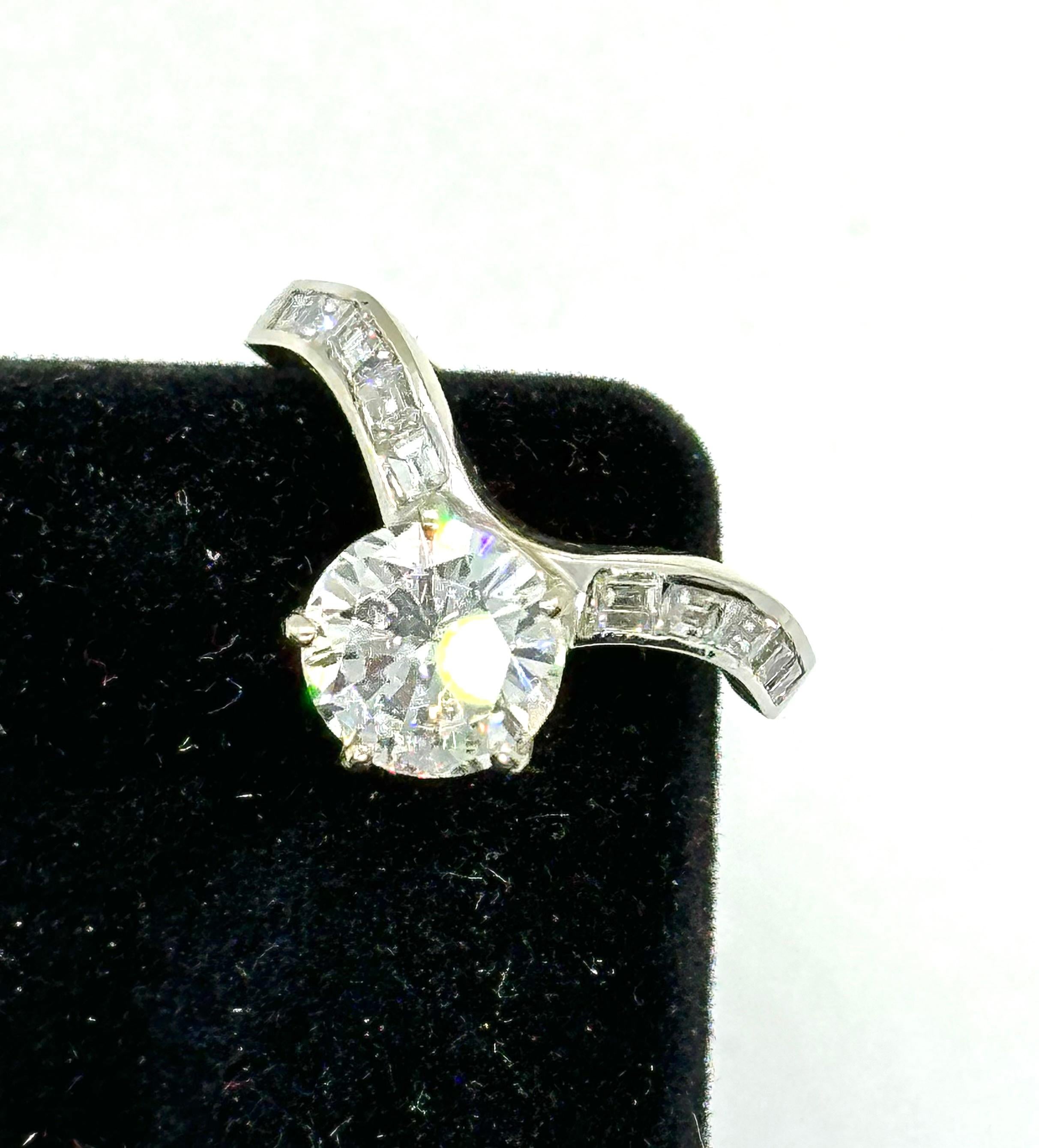 Bague de fiançailles lumineuse avec diamant ct. 1,73 en vente 6