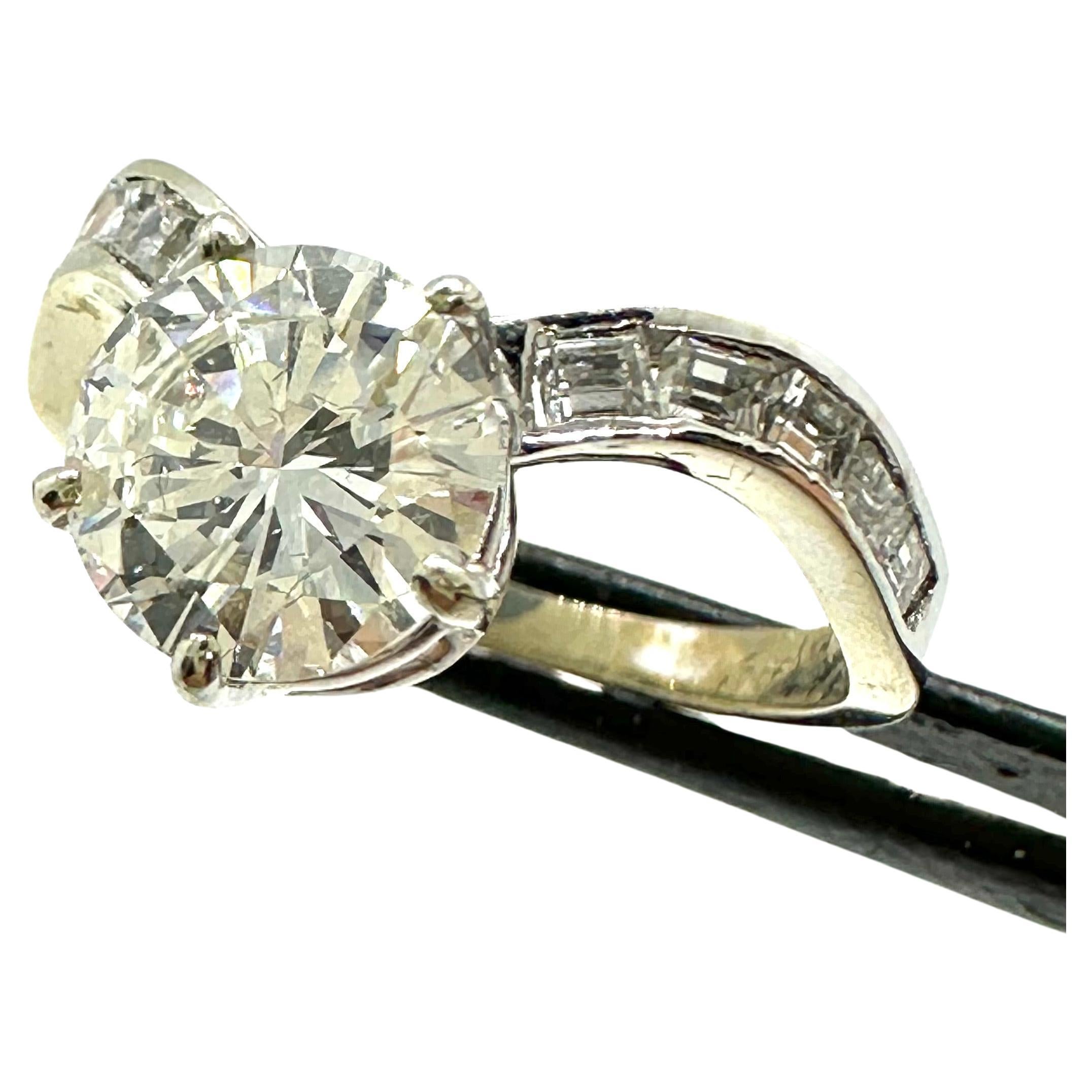 Round Cut Bright engagement ring with diamond ct. 1.73 For Sale