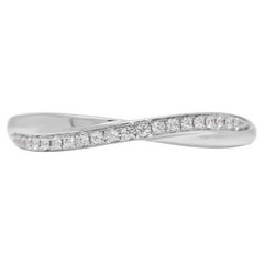 Luminosa Banda Ondulada de Diamante Natural de 0,08 ct en Oro Blanco de 18 quilates