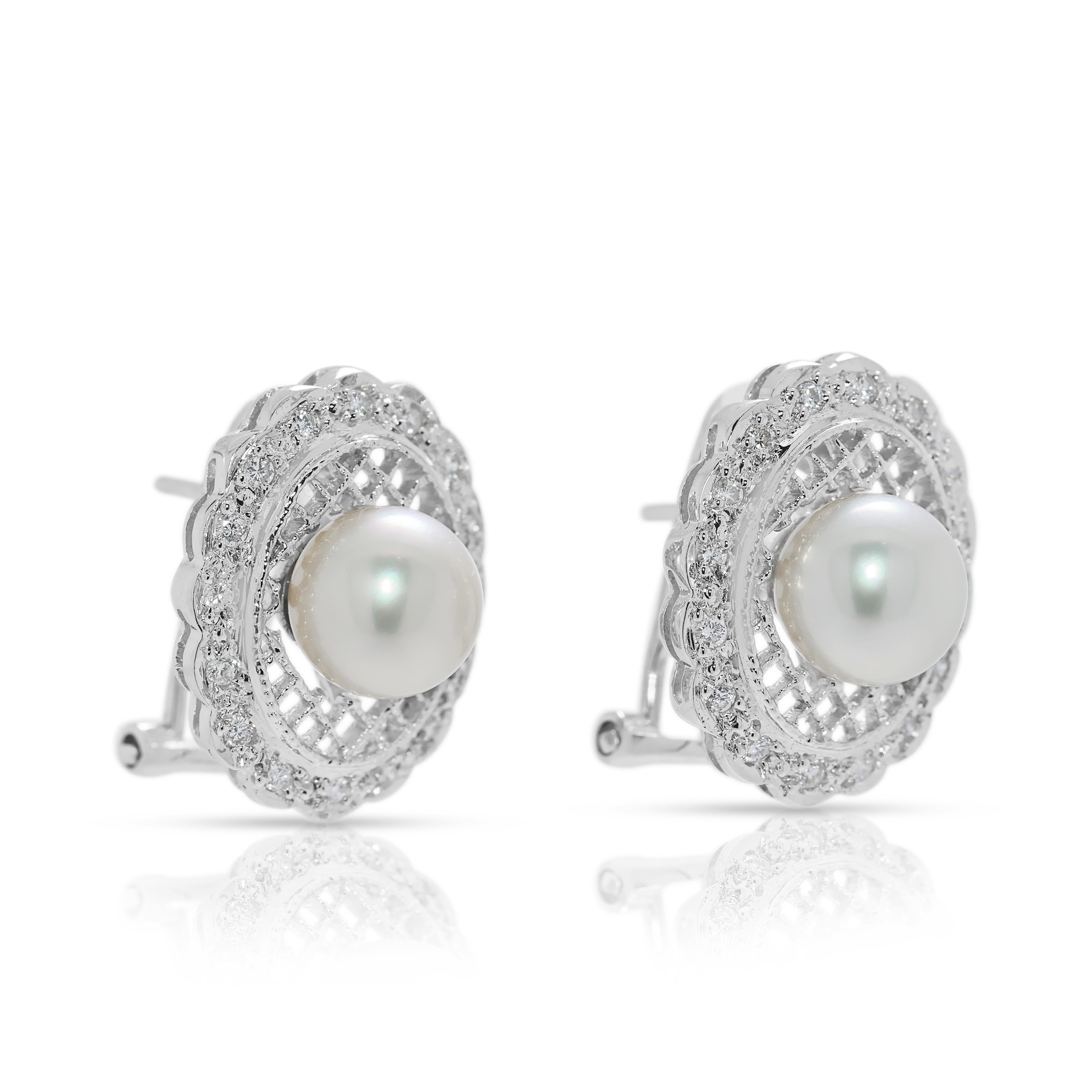 Célébration de l'élégance intemporelle, ces boucles d'oreilles neuves présentent deux perles d'Akoya lumineuses de 7,2 mm chacune, dont l'éclat rose-blanc doux rayonne d'une beauté naturelle. Autour des perles, 38 diamants naturels ronds de taille