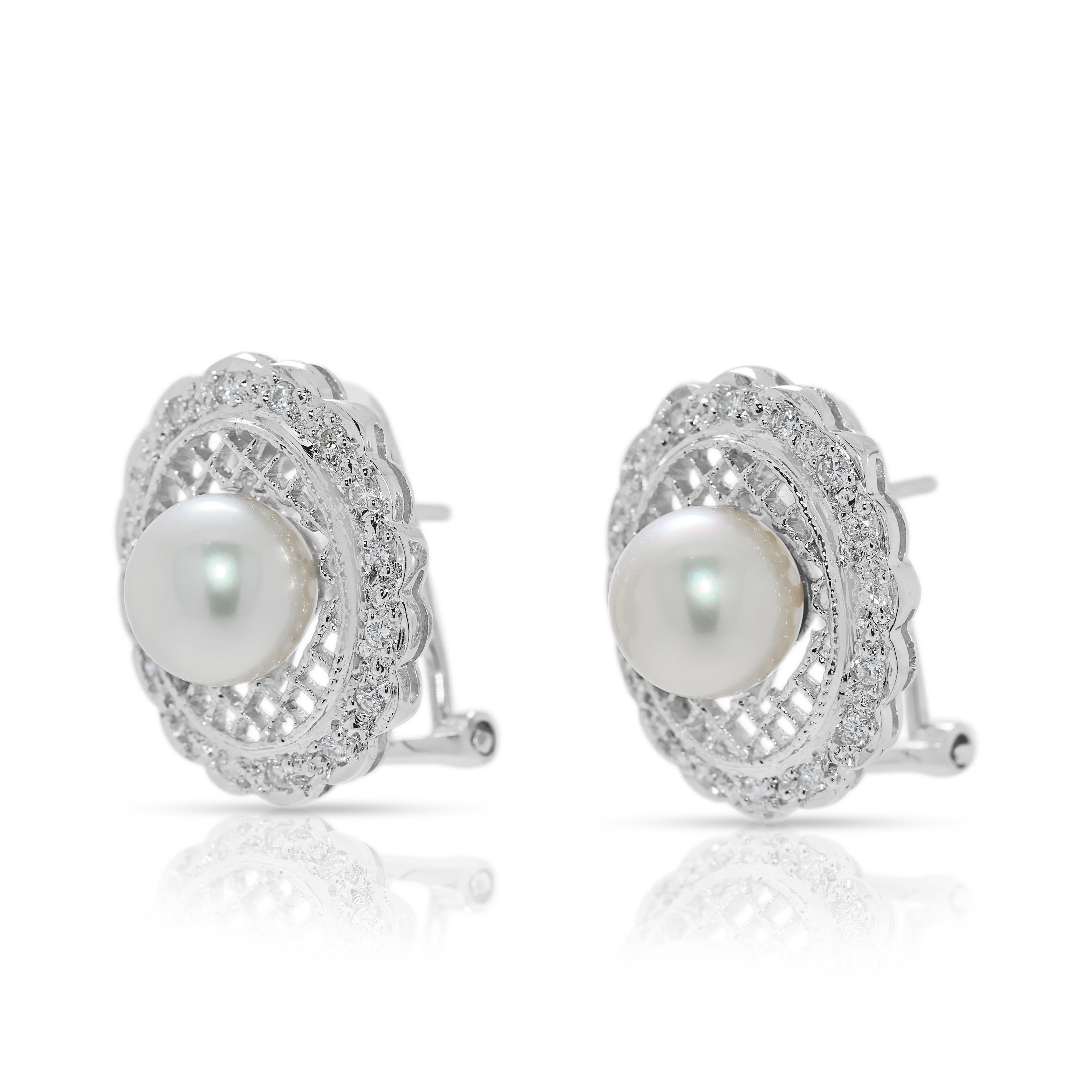 Taille ronde Luminous 0.19ct Natural Diamond & 7.2mm Akoya Pearl Earrings in 18K White Gold en vente