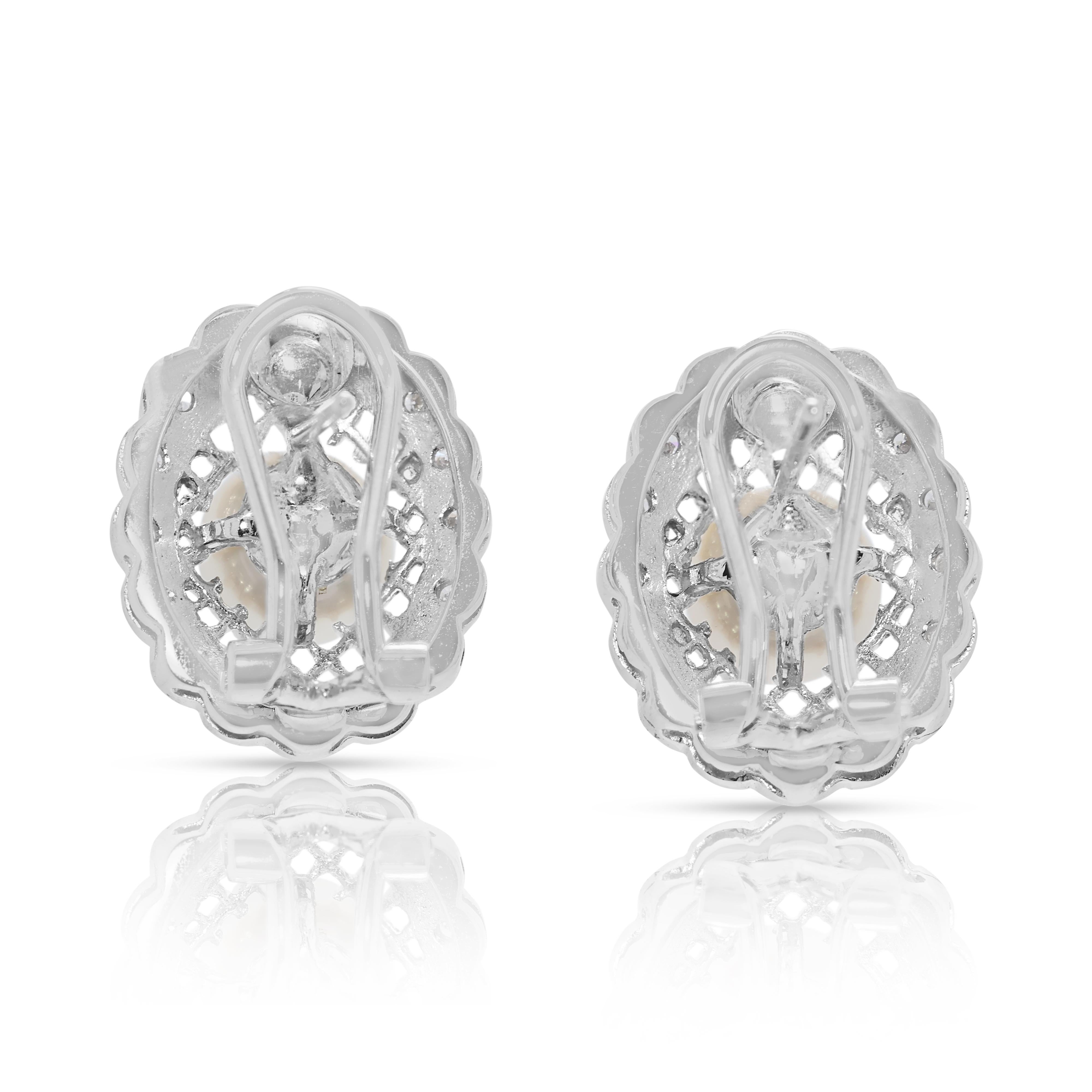 Luminous 0.19ct Natural Diamond & 7.2mm Akoya Pearl Earrings in 18K White Gold Pour femmes en vente