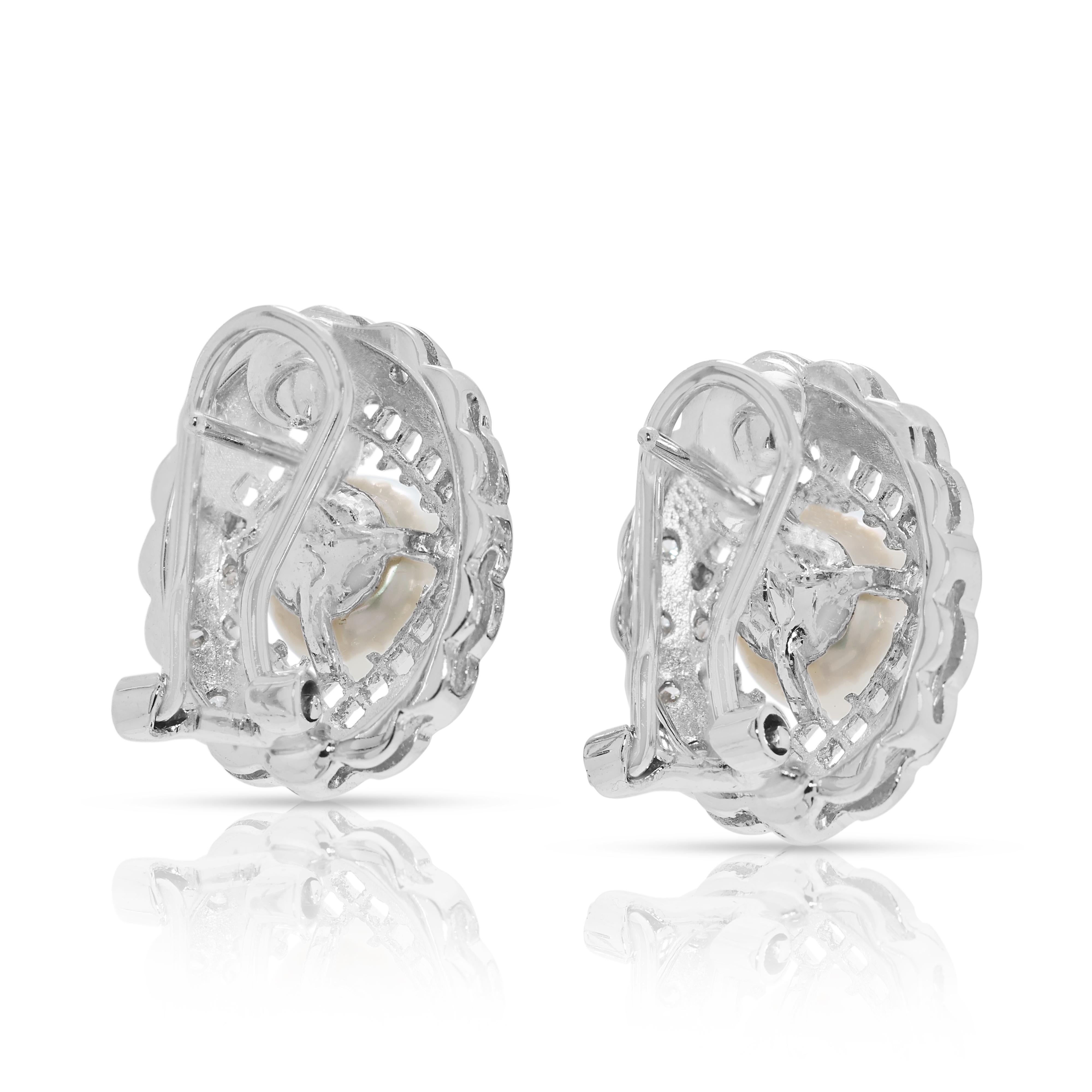 Luminous 0.19ct Natural Diamond & 7.2mm Akoya Pearl Earrings in 18K White Gold en vente 1
