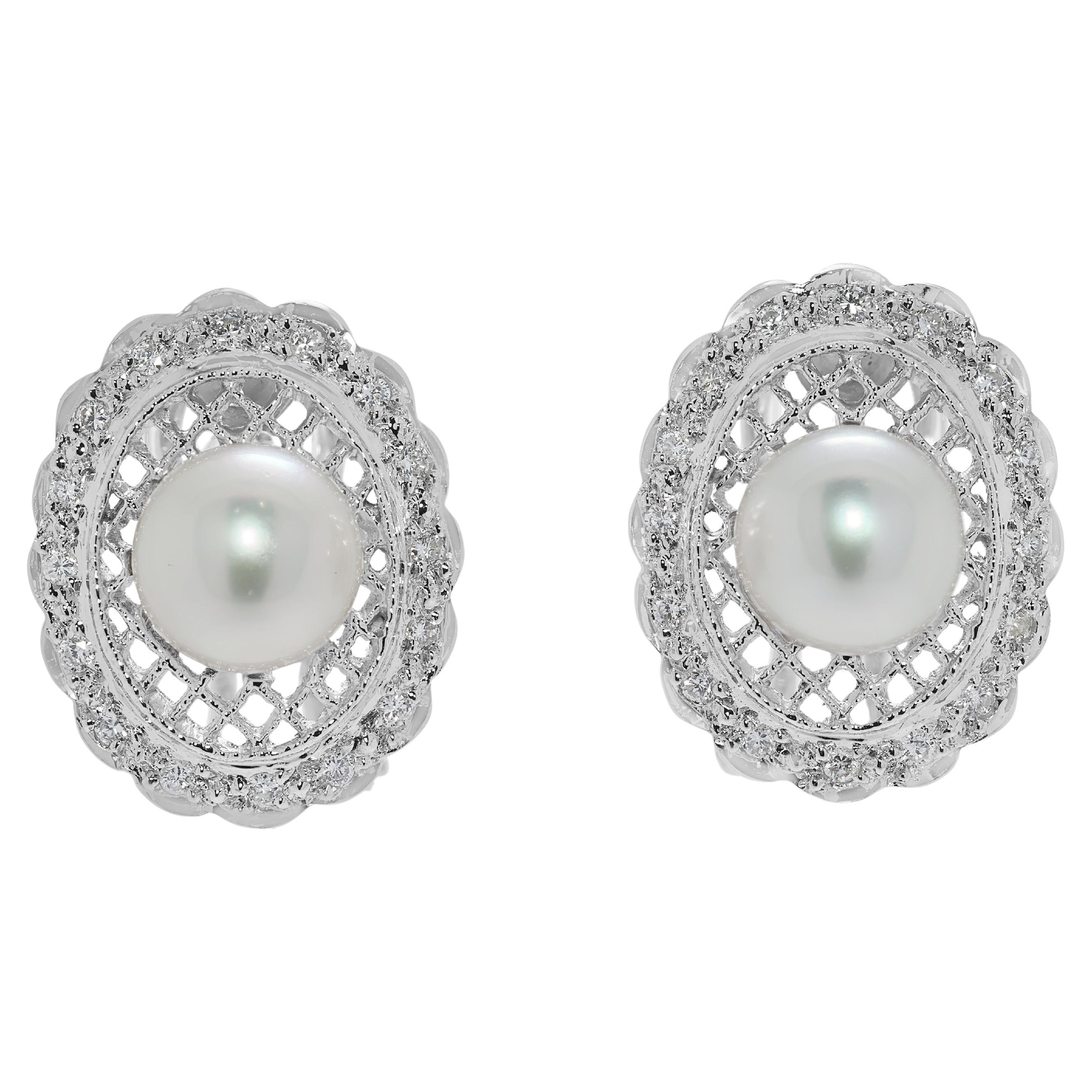 Luminous 0.19ct Natural Diamond 
7.2mm Akoya Pearl Earrings in 18K White Gold en vente