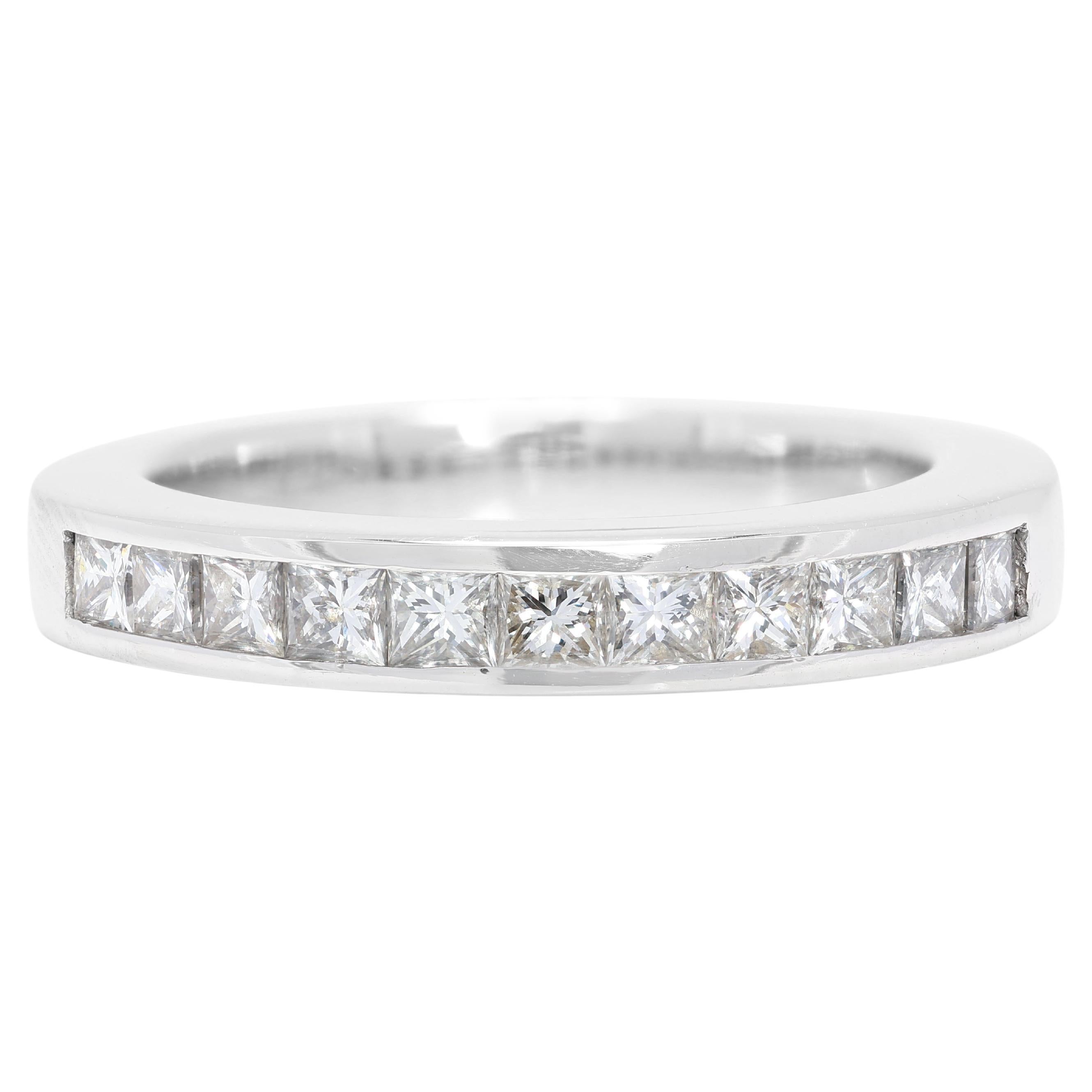 Anillo luminoso de media eternidad con diamantes talla princesa de 0,35 ct en platino
