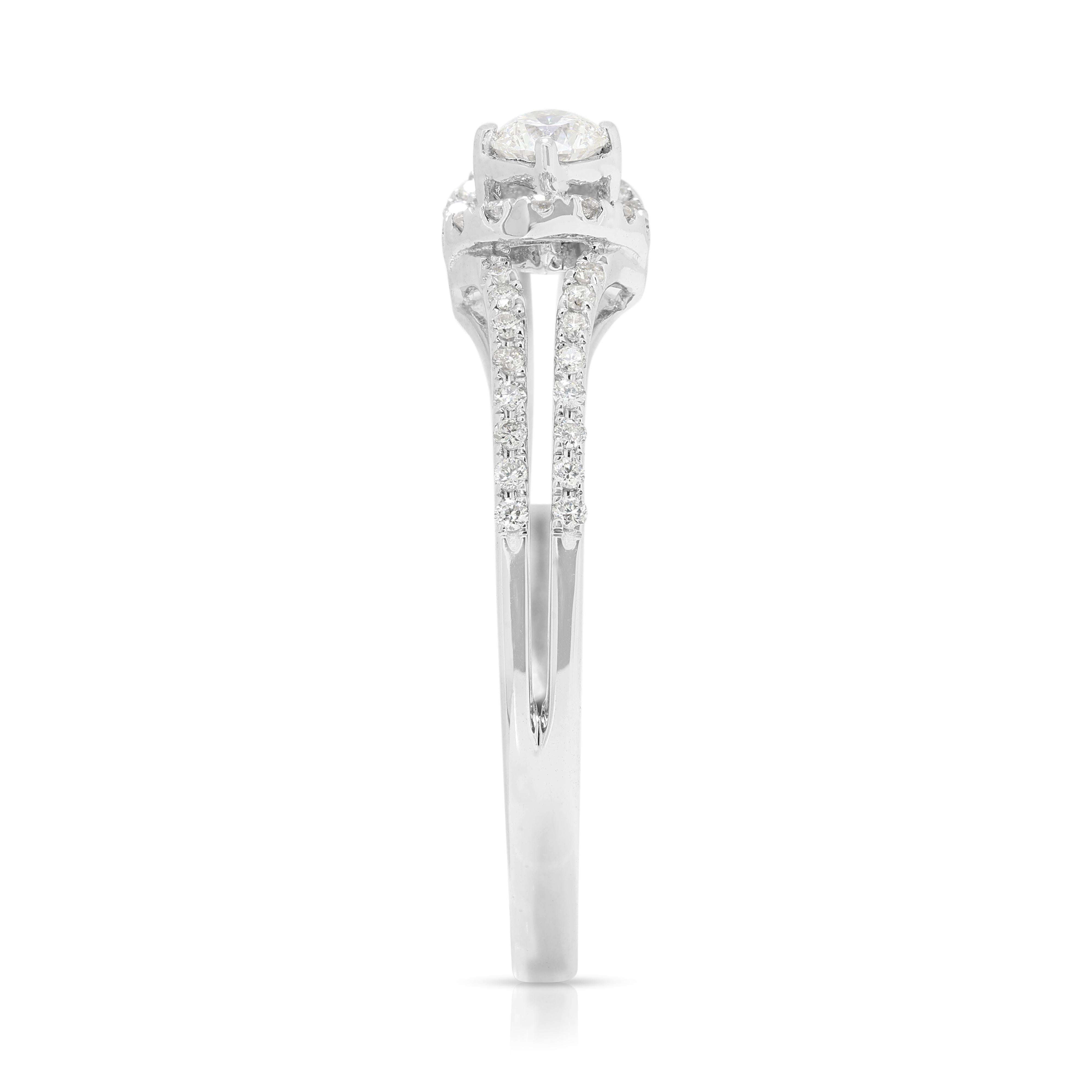 Luminous 0.36ct Round Brilliant Diamond Ring in 18K White Gold For Sale 1