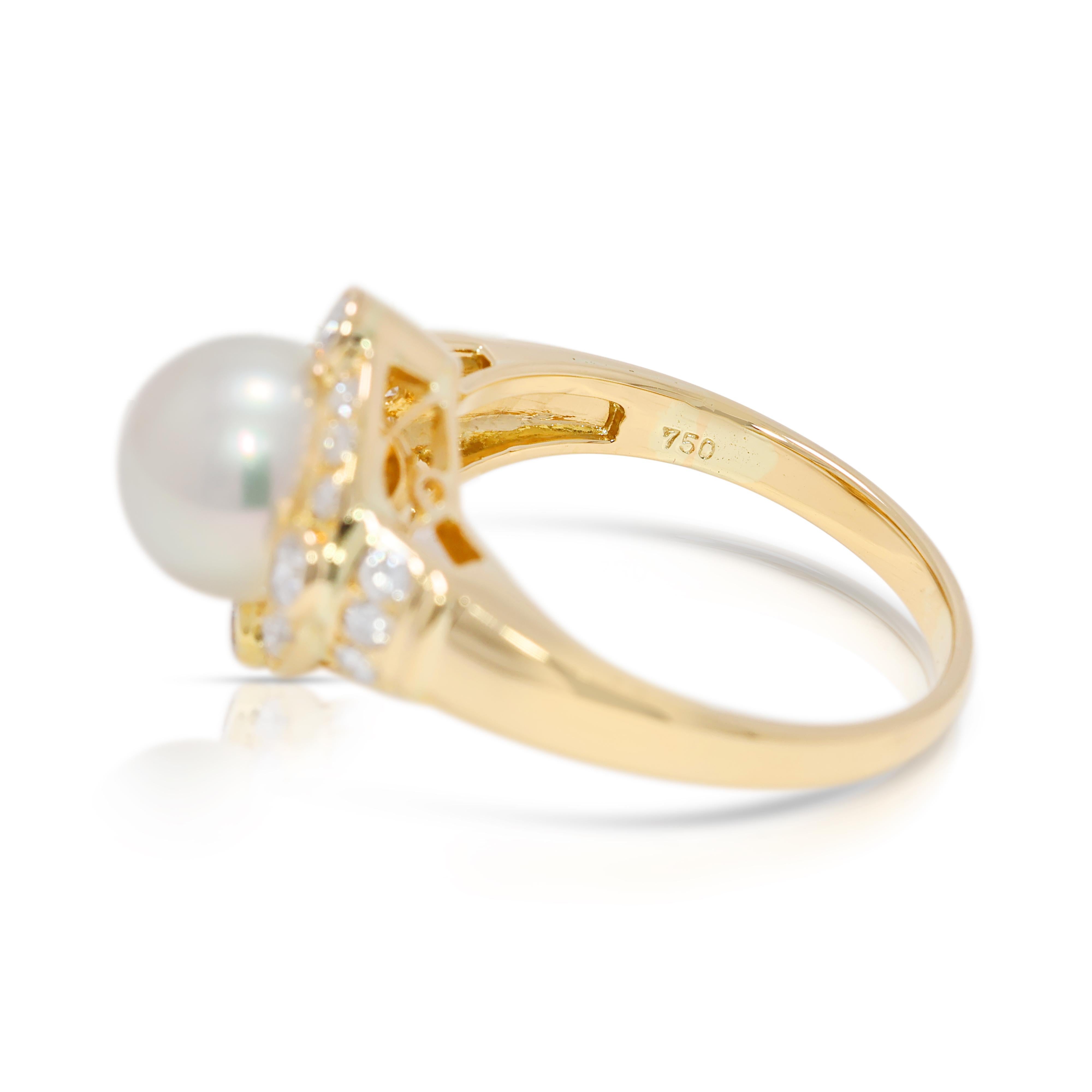 Taglio rotondo Anello Luminoso con diamanti naturali da 0,39 carati e perle Akoya in oro giallo 18 carati in vendita