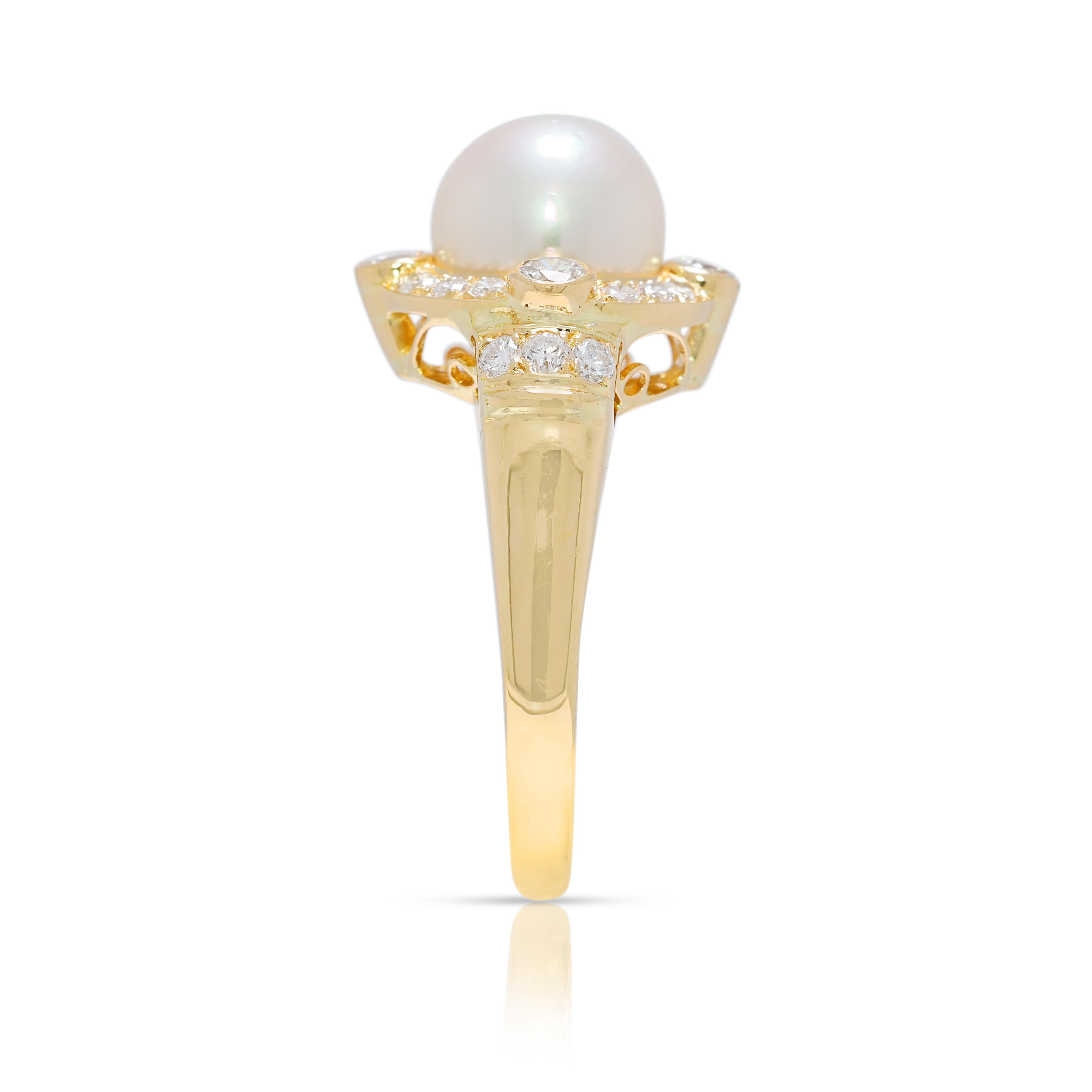 Anello Luminoso con diamanti naturali da 0,39 carati e perle Akoya in oro giallo 18 carati in vendita 1