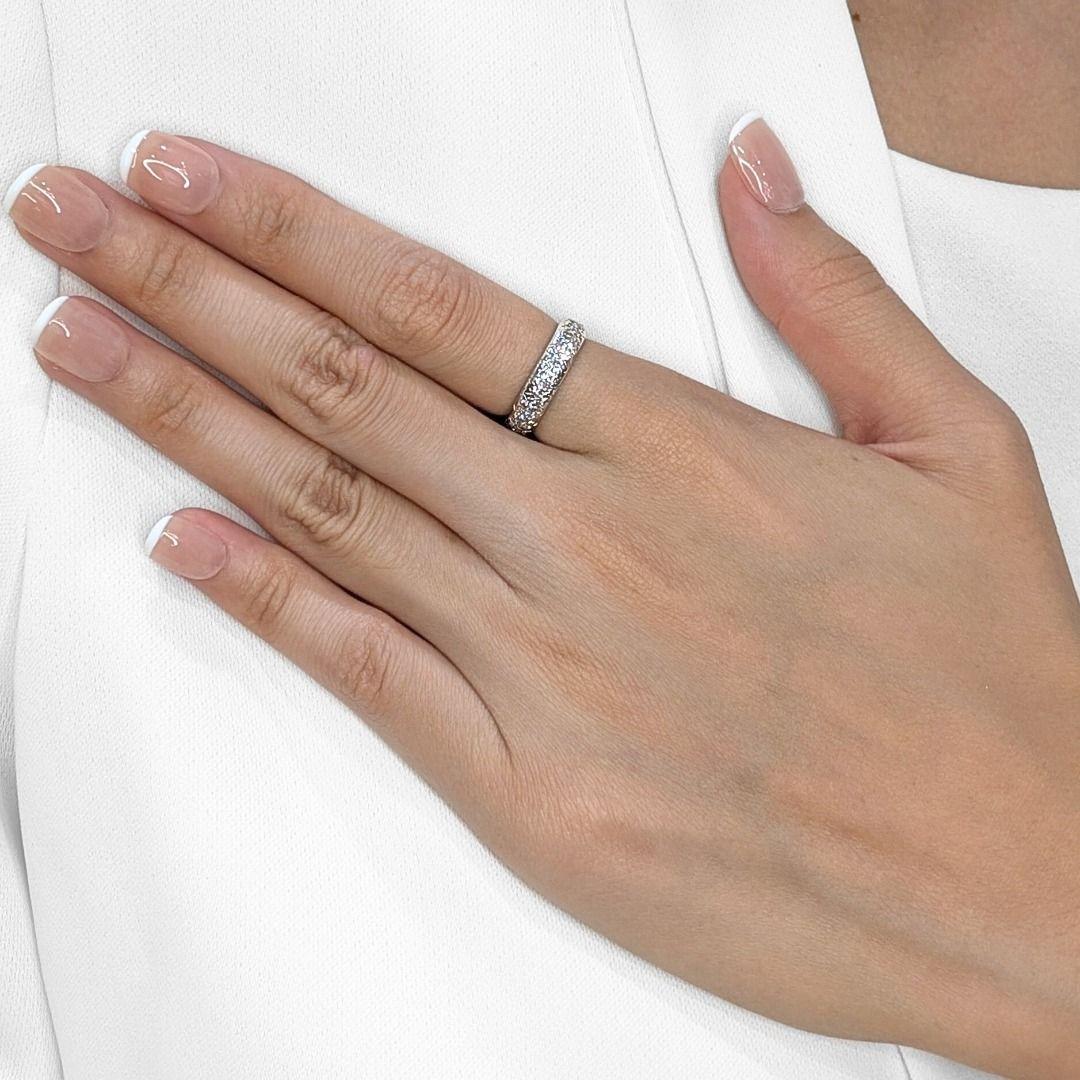 Dieser Ring im Vintage-Stil schimmert in zeitloser Eleganz und ist mit 48 natürlichen runden Brillanten im Altschliff von insgesamt 0,48 ct. besetzt. Jeder der Diamanten, die in der Farbe D-E und der Reinheit VS eingestuft sind, strahlt eisige