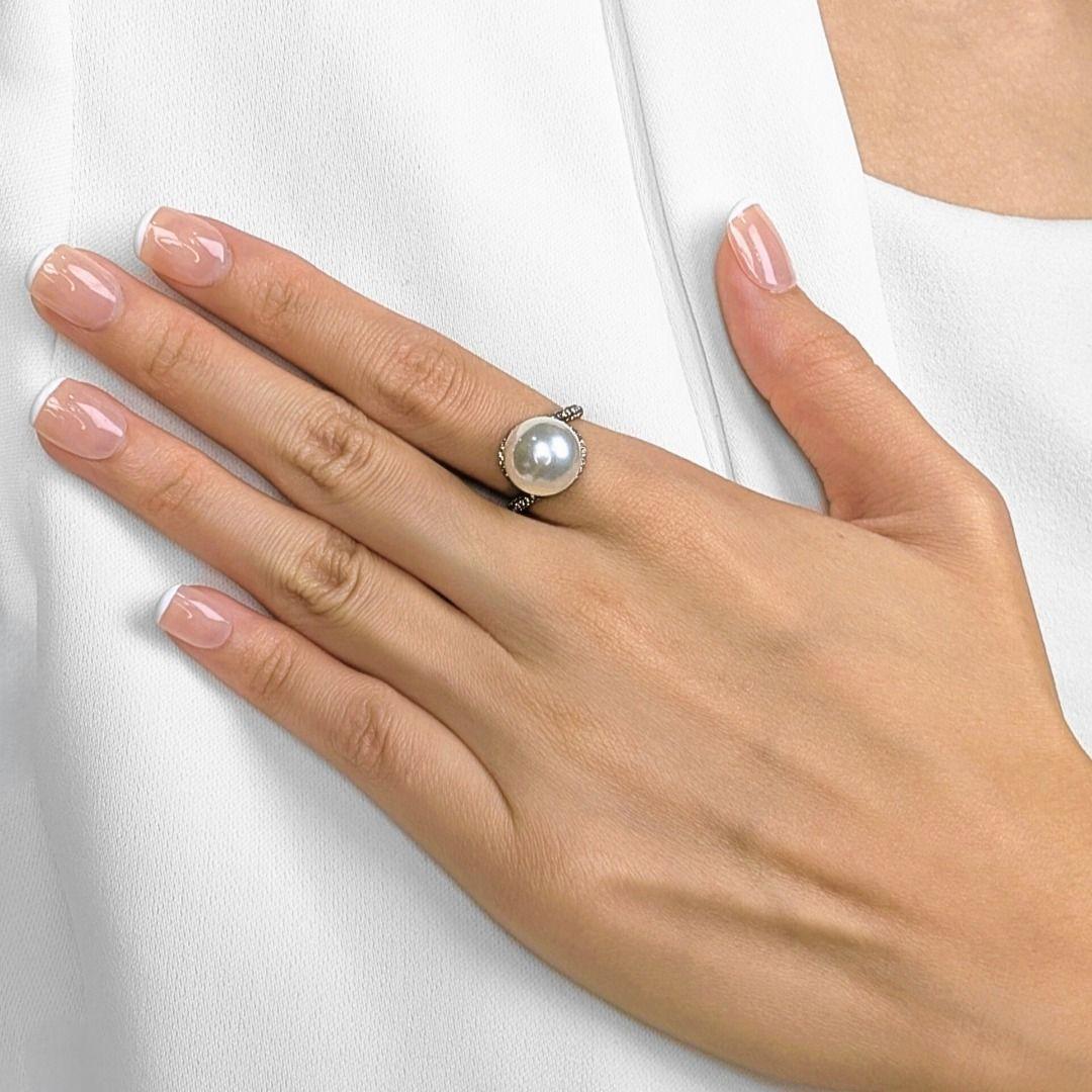 Entra sotto i riflettori con questa radiosa creazione, dove una perla dei mari del sud da 12 mm è al centro della scena in tutta la sua luminosa bellezza. Intorno alla perla, 100 diamanti naturali color champagne (per un totale di 0,50 carati)