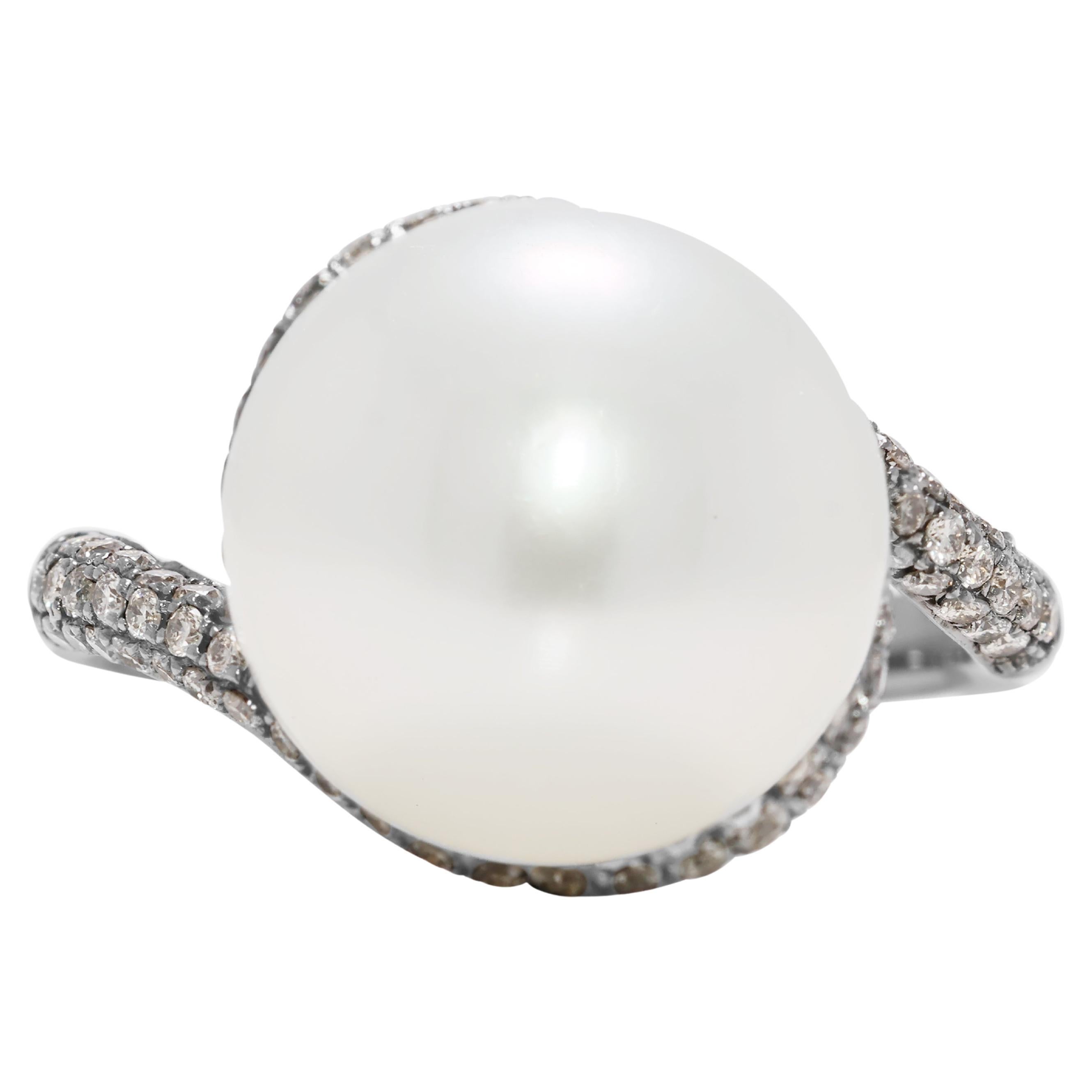 Anello Luminoso con diamante da 0,50 carati e perla dei mari del sud da 12 mm in oro bianco 18 carati