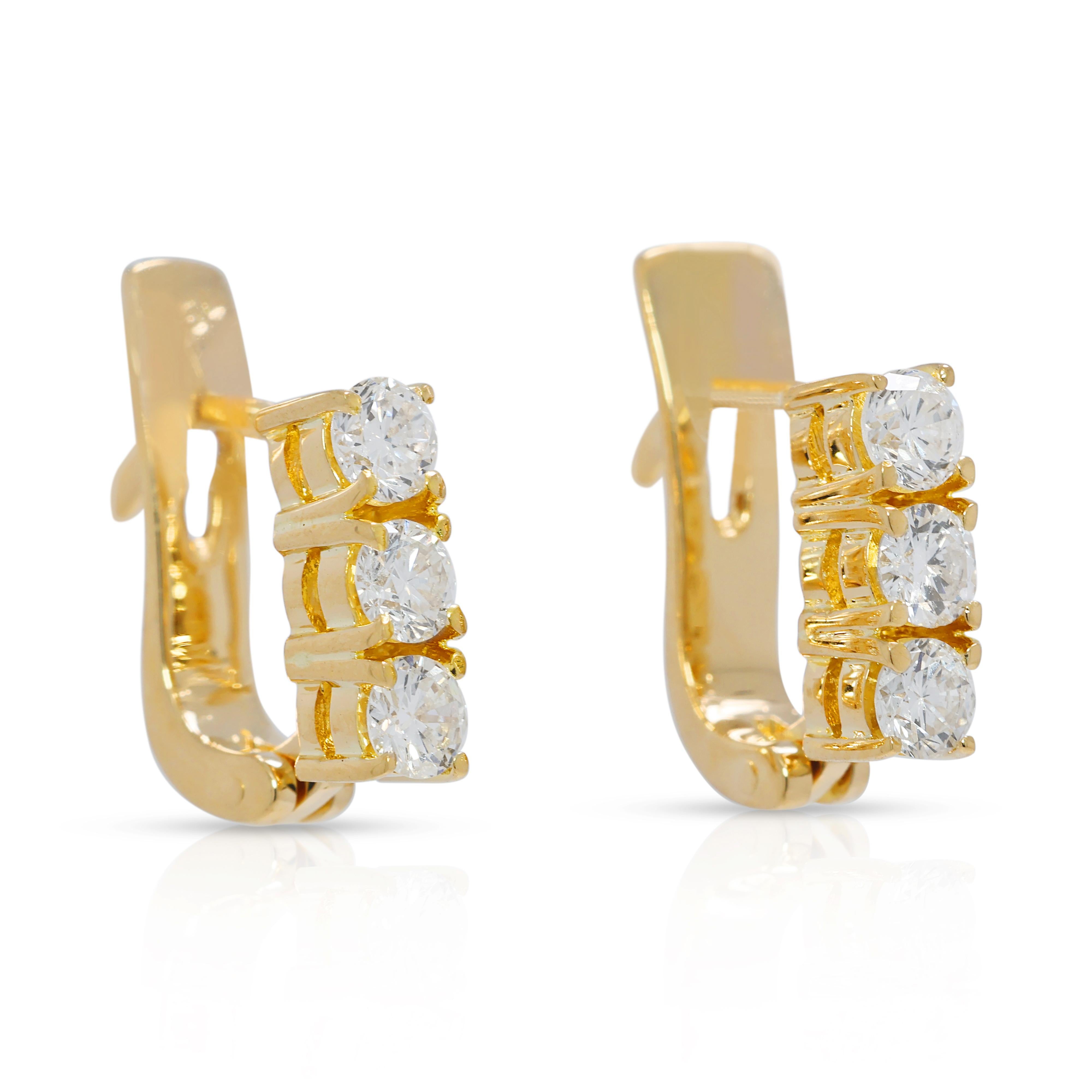 Taille ronde Luminous 0.60ct Natural Diamond 3-Stone Latch Back Earrings in 18K Yellow Gold (Boucles d'oreilles en or jaune 18K) en vente