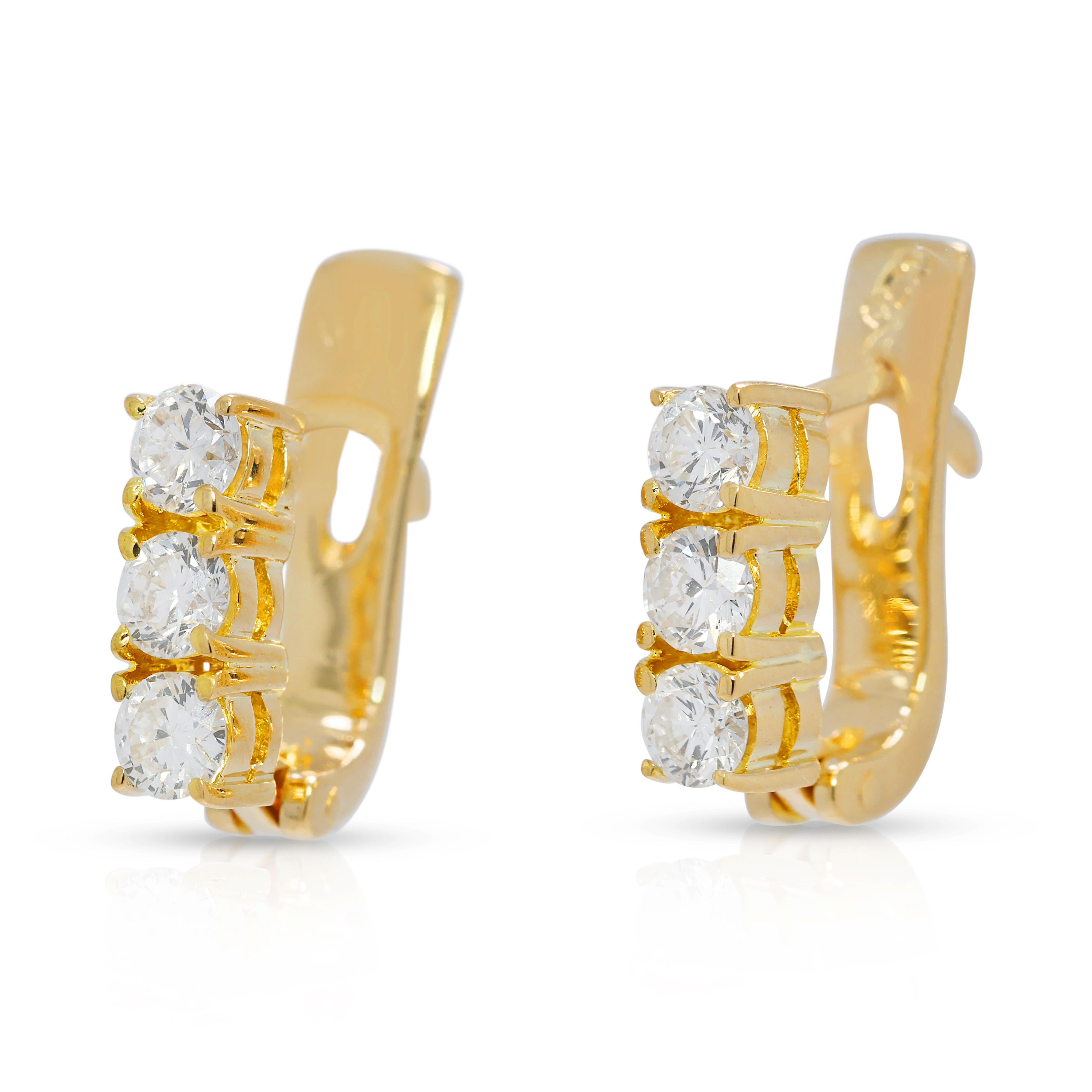 Luminous 0.60ct Natural Diamond 3-Stone Latch Back Earrings in 18K Yellow Gold (Boucles d'oreilles en or jaune 18K) Excellent état - En vente à רמת גן, IL