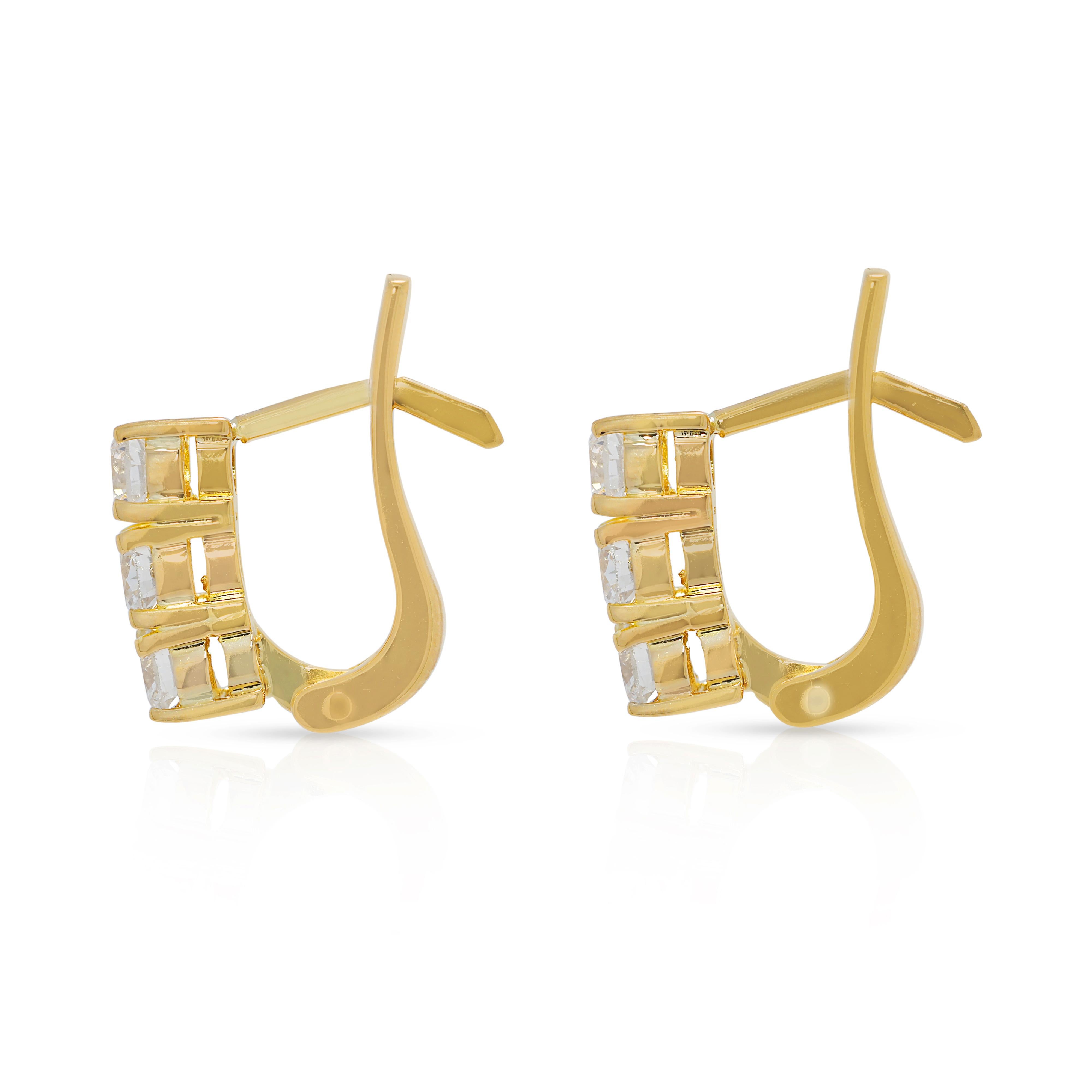 Luminous 0.60ct Natural Diamond 3-Stone Latch Back Earrings in 18K Yellow Gold (Boucles d'oreilles en or jaune 18K) Pour femmes en vente
