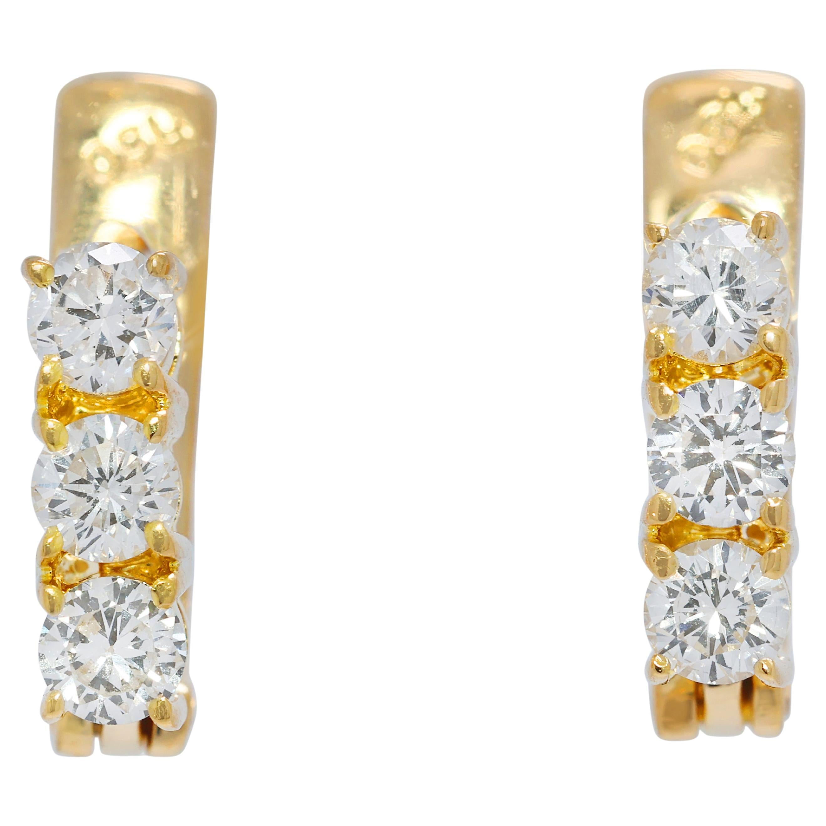 Luminous 0.60ct Natural Diamond 3-Stone Latch Back Earrings in 18K Yellow Gold (Boucles d'oreilles en or jaune 18K) en vente