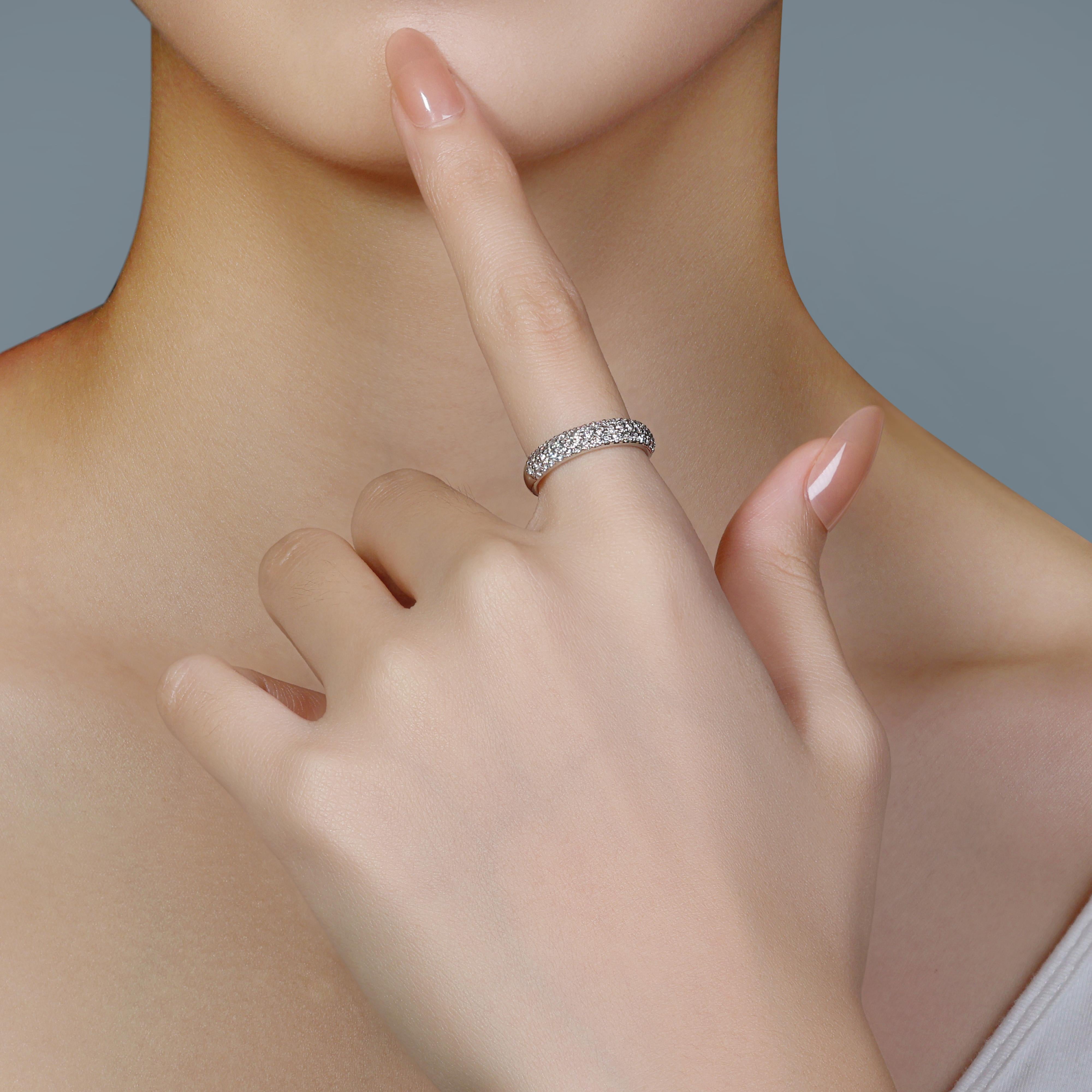 Questo squisito gioiello è sapientemente realizzato in platino di prima qualità, un metallo noto per la sua durata e il suo fascino senza tempo. Il pezzo è impreziosito da 49 splendidi diamanti naturali tondi e brillanti, che complessivamente pesano