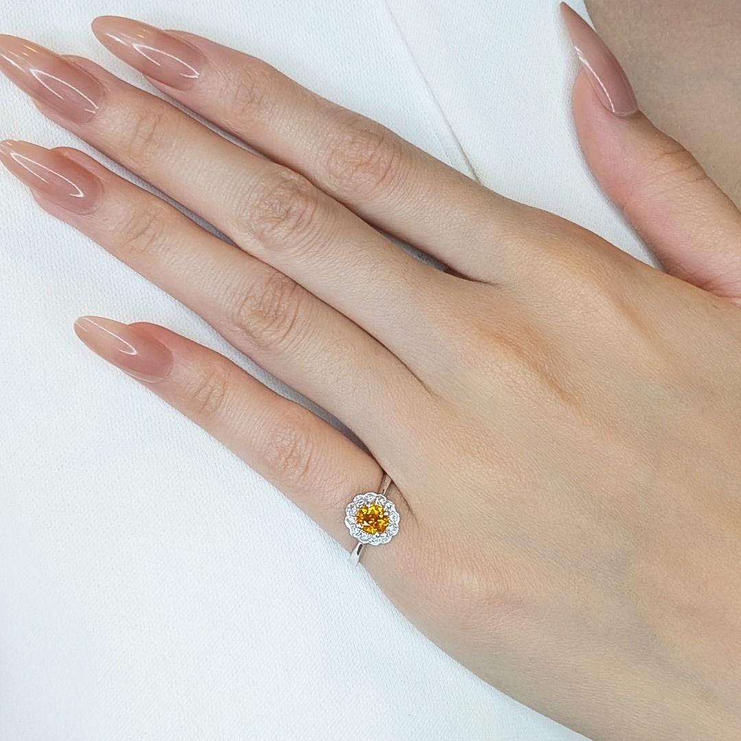 Dieser luxuriöse Ring ist eine exquisite Mischung aus Eleganz und Raffinesse, gefertigt aus leuchtendem 18 Karat Weißgold. Im Mittelpunkt steht ein ovaler gelber Saphir mit einem Gewicht von 0,42 Karat, der Wärme und Charme ausstrahlt. Das Herzstück